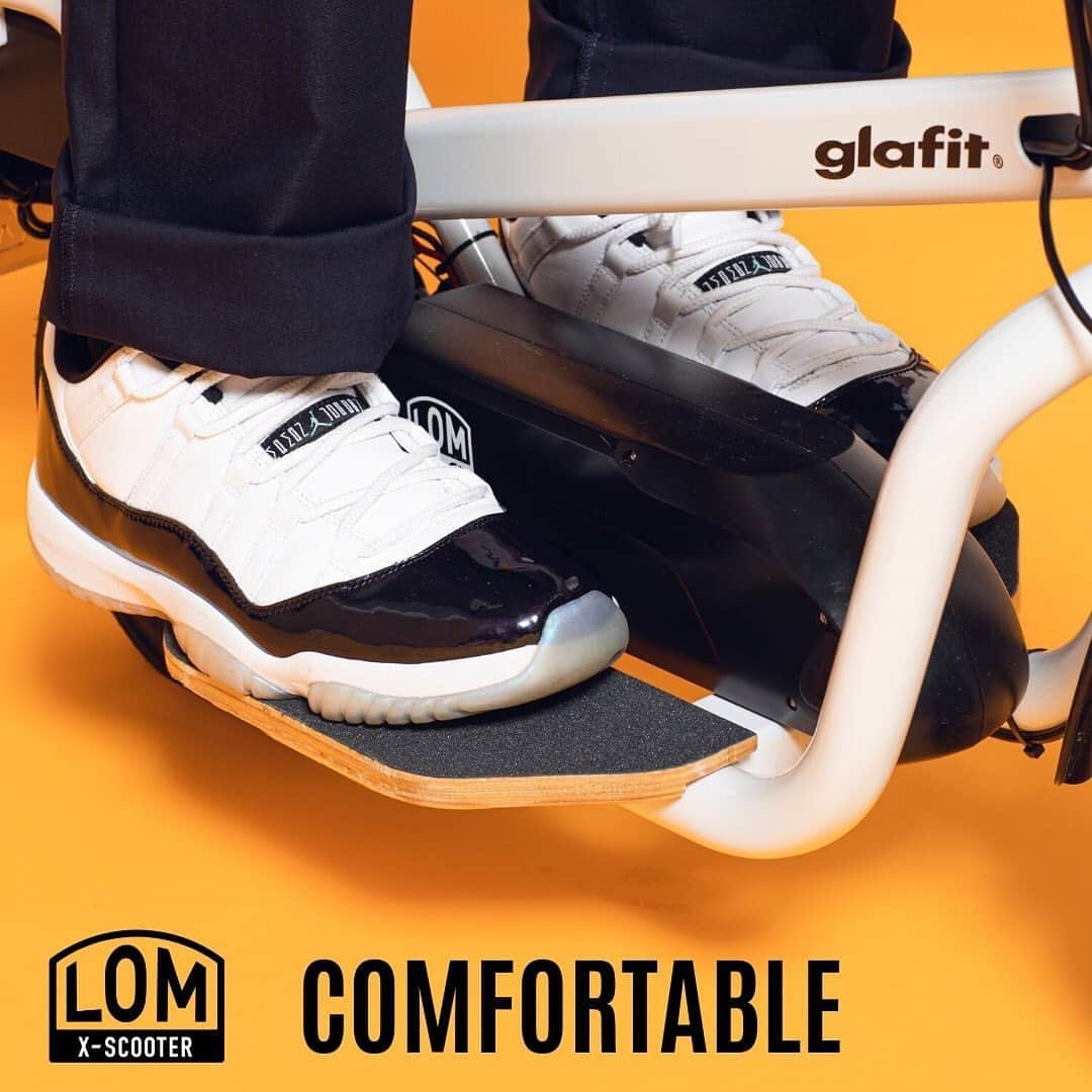 glafitさんのインスタグラム写真 - (glafitInstagram)「・﻿ ・﻿ LOM/X-SCOOTER　【3C】﻿ ﻿ ﻿ >>COMFORTABLE<<﻿ 両足揃えた姿勢で立ち乗りOK。クッション性もバツグンで快適な乗り心地。﻿ ﻿ ﻿ LOM / X-SCOOTER﻿ makuake クラウドファンディングで﻿ 5/28 発売開始。 ﻿ 詳しくはプロフィールのURLをご確認ください。﻿ ﻿ ﻿ #glafit #グラフィット #LOM #キックスクーター #makuake #クラウドファンディング﻿ #キックボード #電動キックボード #スポーツバイク  #glafitバイク#escooter﻿ #electricscooter #electricscooters #crowdfunding #crowdfundingproject #crowdfundingcampaign ﻿ #electricvehicles #kickskater ﻿ #kickscooter #scooter #ebike ﻿ #surfing #surfstyle #surfinglife #surfboard﻿  #imagesplit」5月28日 12時31分 - mobility_official