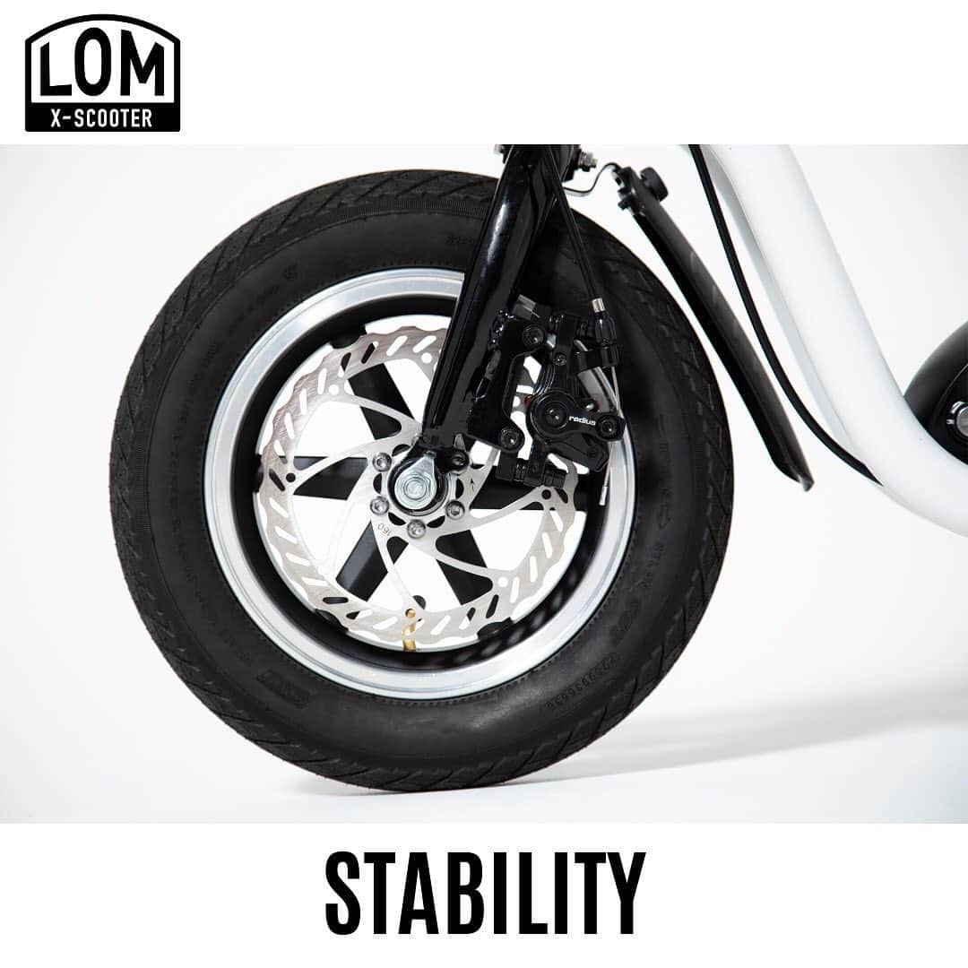 glafitのインスタグラム：「・﻿ ・﻿ LOM/X-SCOOTER　【3S】﻿ ﻿ ﻿ >>STABILITY<<﻿ 前後でサイズの異なる大径タイヤで、バツグンの安定感&道路の段差も乗り越えるタフさを実現。﻿ ﻿ ﻿ LOM / X-SCOOTER﻿ makuake クラウドファンディングで﻿ 5/28 発売開始。 ﻿ 詳しくはプロフィールのURLをご確認ください。﻿ ﻿ ﻿ #glafit #グラフィット #LOM #キックスクーター #makuake #クラウドファンディング﻿ #キックボード #電動キックボード #スポーツバイク  #glafitバイク#escooter﻿ #electricscooter #electricscooters #crowdfunding #crowdfundingproject #crowdfundingcampaign ﻿ #electricvehicles #kickskater ﻿ #kickscooter #scooter #ebike ﻿ #surfing #surfstyle #surfinglife #surfboard﻿  #imagesplit」