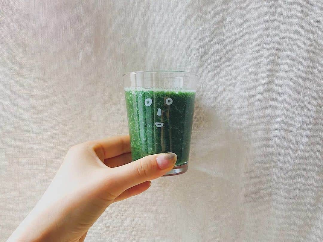 谷奥えり（えまえり）さんのインスタグラム写真 - (谷奥えり（えまえり）Instagram)「🍃スピルリナスムージー🍃 🥝×🍎×🍌×スピルリナ . . アミノ酸・ビタミン・ミネラル・食物繊維など50種類以上の栄養・健康成分を含み、「スピルリナだけ食べても生きていける」と言われるほど高い栄養価を誇るスーパーフード👏 .  免疫力を高めてくれる豊富なβ-カロテンも入ってるのでこの時期にかなりいいね。。 ． いつも固形だったけど初めて粉末も試したけど本当に何でも混ぜるのありでパンケーキやカレーにまで混ぜてる人がいるくらい！！ 色々なレシピにつかえそう！  #beautyoflife__eri #スピルリナスムージー #スピルリナ」5月28日 12時38分 - eritanitani