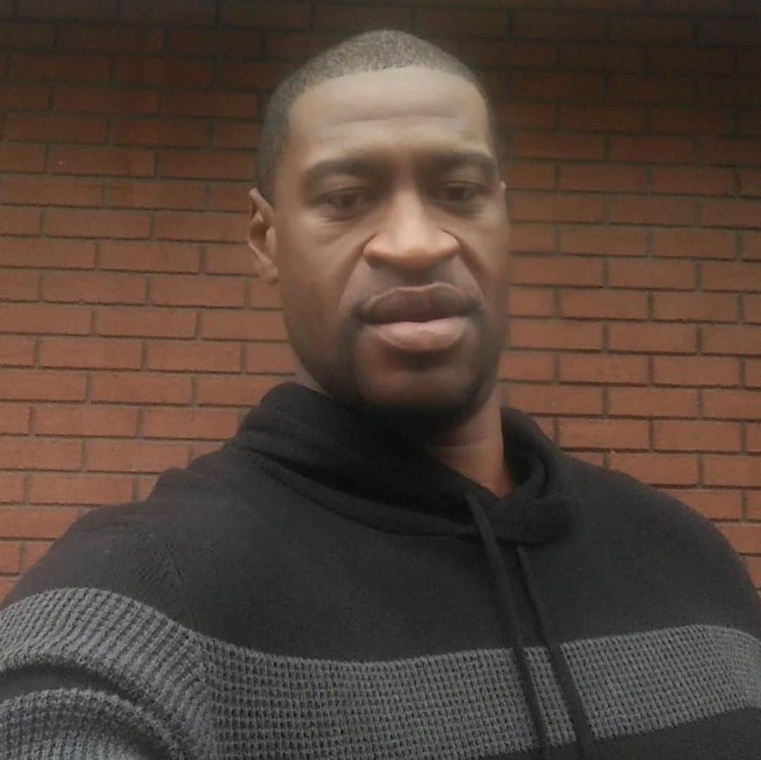 Halseyのインスタグラム：「as many of you know George Floyd was a black man murdered by a police officer. He was unarmed and initially restrained for a nonviolent crime. Say his name. Share this information. If you have friends and family who are privileged enough to “stay away from this kind of news” then take that fucking privilege away. Uplift the voices of black members of your community voicing their fear or outrage or grief. 👉🏼👉🏼Text “FLOYD” to 55156👈🏼👈🏼 and sign the petition seeking justice. The officers in question have been terminated and given paid leave. This is not sufficient punishment for murder. They need to be prosecuted. if you’re staying silent you’re contributing to the problem. I am updated on my Twitter if you are looking for more resources and information. The link for donations to black lives matter is in my bio. #blacklivesmatter」