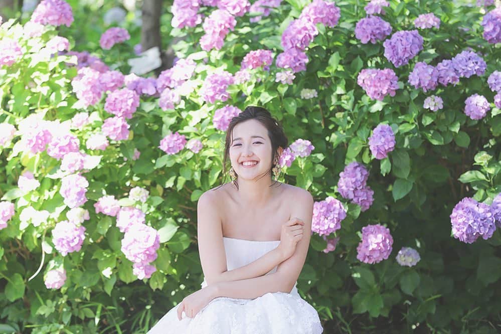 CLAIREのインスタグラム：「紫陽花の季節がやってきます✨ ・ まるっと可愛い紫陽花は、ドレスにも着物にもぴったりです👗👘 ・ いずれ前撮りや結婚写真を撮る時の参考にどうぞ。 ・ @clairebridalstudio」