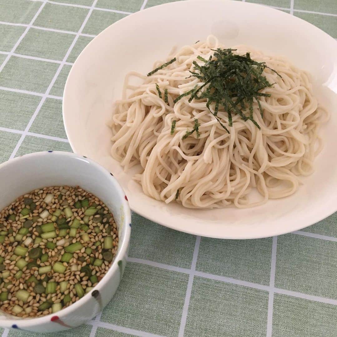 山西章博のインスタグラム：「今日のご飯。暑いのでもりそばなのさ！ #もりそば  #昼ごはん  #暑い日は #冷たい麺 #何より簡単 #そして楽 #助かる #初心者主夫」