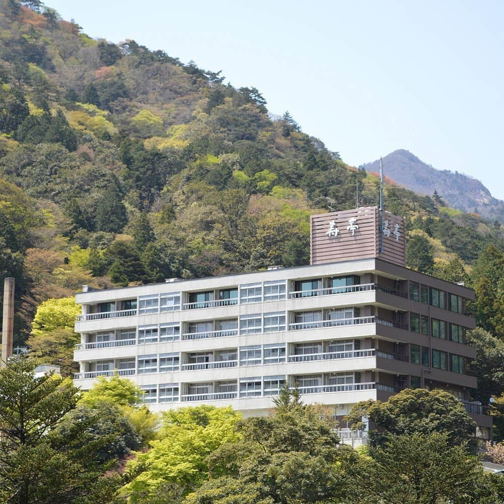 湯の山温泉 寿亭|Ryokan KOTOBUKITEIさんのインスタグラム写真 - (湯の山温泉 寿亭|Ryokan KOTOBUKITEIInstagram)「この度は、緊急事態宣言を受け、長期に渡り休業させていただいておりましたが、 ６月５日（金）より営業を再開することになりました。 お客様には多大なご迷惑とご心配をおかけし、誠に申し訳ございませんでした。 たくさんの方から励ましのお声やお便りを頂戴し、スタッフ一同心より感謝申し上げます。  営業を再開するにあたり、全従業員が自身の健康管理と館内衛生管理の徹底に努めてまいります。  お客様と全従業員の安心・安全確保の観点から、当館では下記の対応を行っております。 お客様にはご心配・ご不便をおかけいたしますが、何卒ご理解ご協力の程、宜しくお願い申し上げます。 . . ◆新型コロナウイルスの感染症への当館の取り組み . ●お客様の感染予防対策 ・旅館各出入り口、フロント前、各階エレベーター前、朝食会場にアルコール設置 ・客室清掃と各備品の拭き上げ消毒の徹底 ・フロントカウンター・売店カウンターに飛沫防止パネルの設置 ・定期的な施設内の換気 ・売店のお土産品の試食を休止します ・少人数制でのマイクロバス運行 ・エレベーターの人数制限とスタッフの同乗案内の廃止 ・お客様の手荷物は必ずお客様に了承を得て、最小スタッフ人数で部屋までお運びします ・客室への案内を廃止し、お客様自身で行っていただきます ・チェックイン・チェックアウト手続きは代表者のみで一組様ずつ対応いたします ・料理提供時スタッフのビニール手袋着用 ・食事時の料理提供回数を減らします ・朝食バイキングを当面の間休止し、お食事会場にて座席の間隔を十分にあけたレイアウトで和定食を提供いたします ・当面の間、大浴場及び露天風呂（男湯女湯ともに）閉鎖いたします ・当面の間、３階ラウンジカラオケを休業とします ・当面の間、２階キッズコーナーを廃止いたします ・貸切風呂の洗面所のアメニティボトルの撤去 . . ●当館従業員の取り組み ・全従業員マスク着用と始業前の検温と健康管理の徹底 ・手洗いの徹底と手指の消毒 ・バックヤードの衛生管理の徹底 ・全従業員マスク下、200％の笑顔！ . . 《ご来館前又はご滞在中のお願い》 　0.フロント前にてすべてのお客様の検温を実施させていただきます。 　1.ご来館前に発熱やせき、息苦しさなどの呼吸器症状、倦怠感などの症状の 　ある場合は、事前にお知らせいただき、ご来館は控えていただきますようお願いいたします。 　2.ご滞在中、上記症状の他、嘔吐、下痢の症状がある場合、フロント内線(9番)までお知らせ下さい。 　お客様ご本人より、桑名保健所（0594-24-3621）に連絡していただき、指示をいただく場合がございます。 　3.ご滞在中、館内をご移動される際は、マスク着用のお願いいたします。 　4.ご滞在中、こまめな手指消毒にご協力ください。 　5.ご滞在中、他のお客様との距離の確保をお願いいたします。 　6.貸切風呂の清掃時間を換気や消毒を含め、普段より多めにお時間をいただきます。 　7.エレベーターでの密を避けるために、少人数での乗降をお願い致します。 . . #三重#温泉#温泉好き#温泉旅行#旅行#温泉旅館#寿亭三重旅#三重旅行#女子旅#旅館寿亭#寿亭#御在所岳 #mie#japan#yunoyamaonsen#onsen#ryokan#ryokanlife#visitmie」5月28日 13時23分 - kotobukitei_ryokan