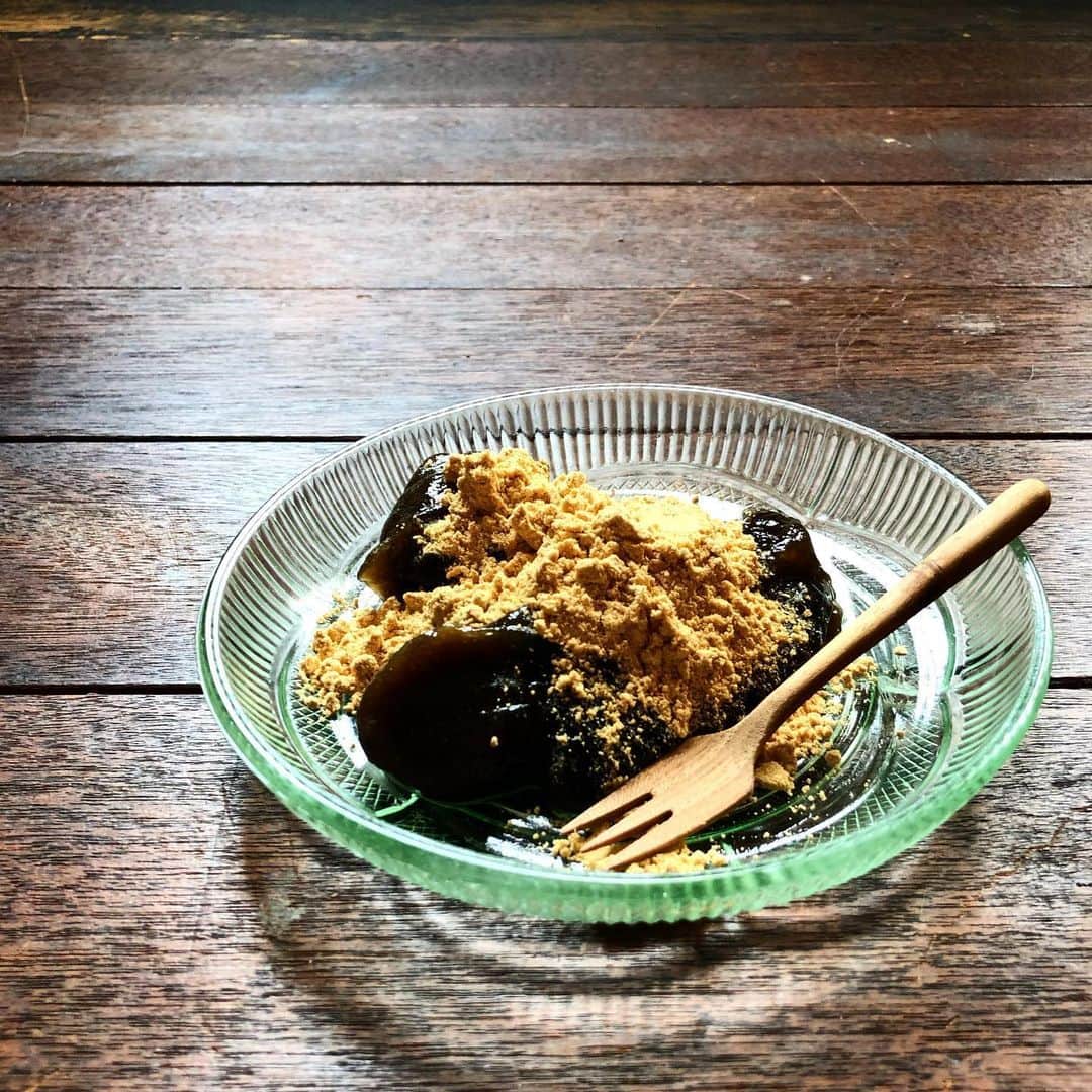 CHIPPRUSONのインスタグラム：「最近ハマってちょこちょこ作っているわらび餅。ご近所の万年青さんに差し入れに行ったら、有名和菓子店の聚洸さんがいらしていて、わらび餅のベストな練り上げについて少しお話を伺うことができました。そんな会話の最中に湯種を作る際の悩みに関するヒントまで💫 チップルソンがある西陣は、同じ鞍馬口通りにお蕎麦屋さんのカネ井さんはじめ、お酒で有名な鵜飼商店さん、聚洸さん、いつも仲良くしてくださる万年青さん、いろんな分野の頑固で気高い職人さんがひしめいていて、やっぱり京都って職人の街だねぇ。幸せな環境だよなぁ、と思います。蕎麦屋のカネ井さんはパンを気に入って下さり石臼貸して貰えたり… 私はわりと不器用だし愛想がない方にも関わらず、職人だからそんなもんでいいんだよ、とか言って慰めてくださる周りの優しい親父さん達に感謝。先輩方を見習って今日も頑張ろう。」