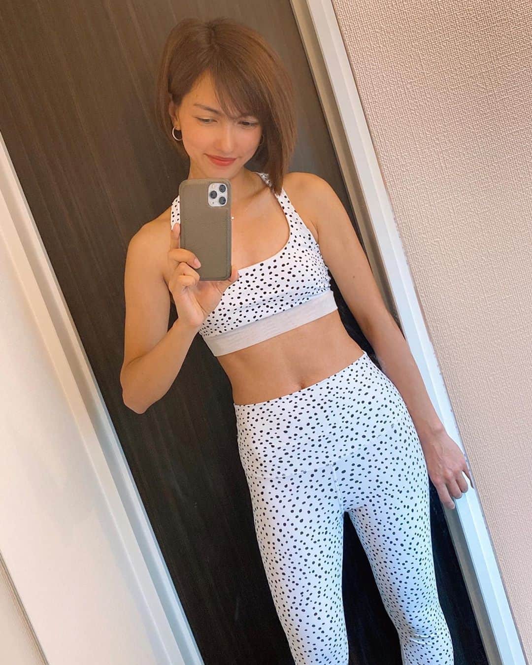 黒宮ニイナのインスタグラム：「今日もお気に入りウエア着て💓 朝起きて何も食べてないときはお腹もぺったんこでうっすら腹斜筋が見えてきた😁✨ 写真では左側のがわかりやすいけど、左右均等にトレーニングしてます💪  私がやってる腹斜筋メニューはサイドクランチとツイストレッグレイズ30回×3セット！！無理のない程度にやってます☺️ あとは腹直筋のトレーニングはレッグレイズ20回×3、足上げ腹筋20回×3、プランク40秒間×3、プランクツイスト20回×3は朝できる時間、もしくは寝る前にやってます💪  食事は絶対これはダメってものは決めないで、バランスよく野菜はたくさん食べて夜だけお米をなるべく食べないってだけ。食べたいときは量を考えながら食べてます☺️間食の甘いものも2.3口くらい🍫🍦 これから暑くなる時期だから大好きなプラペチーノは飲んじゃうんだろうなぁ😅 そんな日があってもいいと思う🙆‍♀️ 朝晩のトレーニングを1セット増やして汗をかくというゆるいトレーニングだけど、私は続いてます😁  若いときは痩せてるだけの身体だったけど、 子ども2人産んだからこそ、自分の身体の嫌いな部分はたくさん見えてきて、好きな身体に鍛えられるって楽しいと思える👍 思い詰めずに自分の身体に合ったトレーニングを楽しもう♬  #トレーニング女子 #トレーニングママ #おうちトレーニング #自宅トレーニング #筋トレ女子 #ヨガウェア #トレーニングウェア #ママ #2児ママ #女の子ママ #男の子ママ #2人育児 #mama #2kidsmom #training #trainingmama #mamalife」