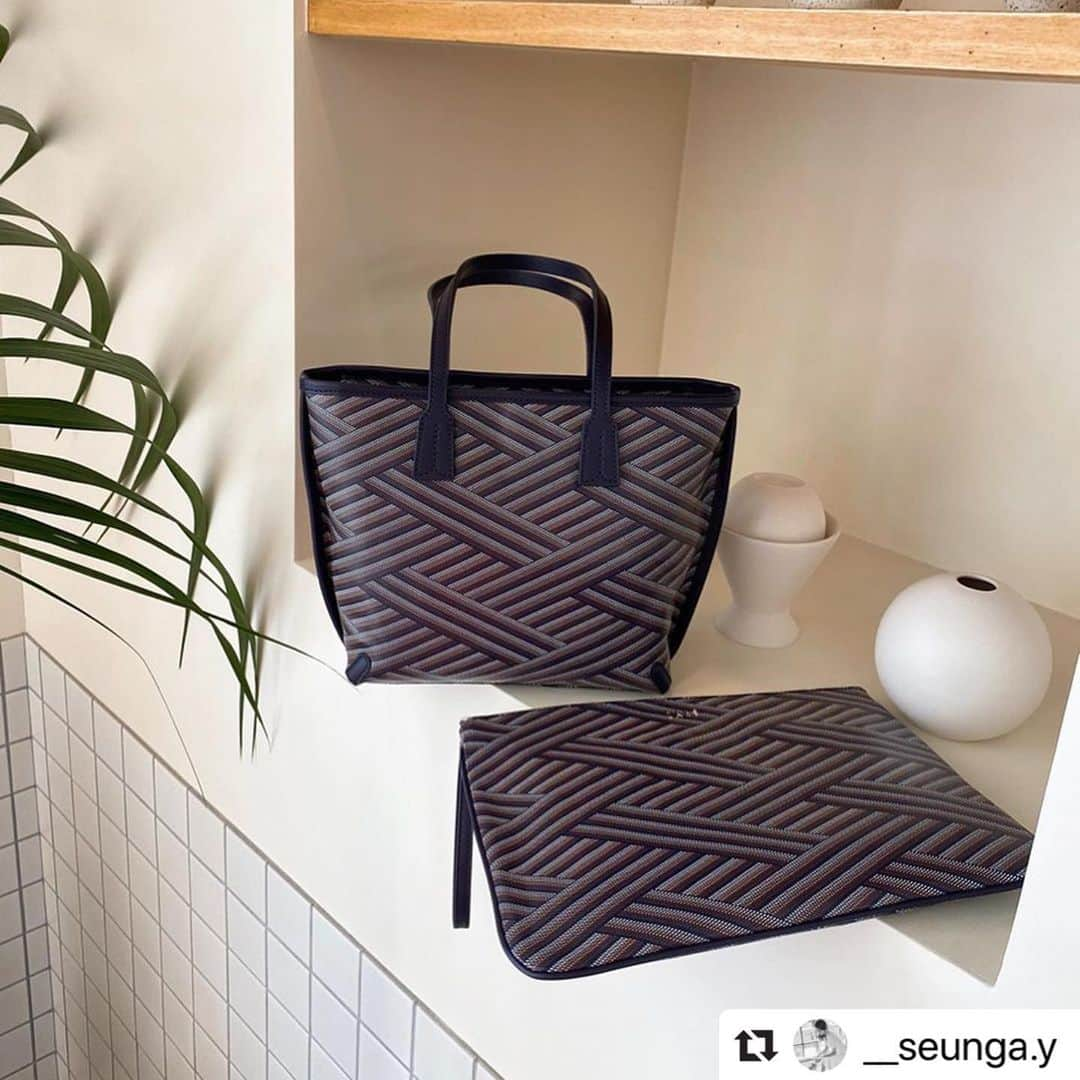 DAKS Koreaさんのインスタグラム写真 - (DAKS KoreaInstagram)「#Repost @__seunga.y with @make_repost ・・・ 이번 시즌, 𝘋𝘢𝘬𝘴 신상템! 차분한 네이버컬러에 닥스의 시그니처 칼라일 패턴이 더해진 트렌디한 쇼퍼백과 클러치백👝👜 여름엔 가볍고 편한게 최고지😉 _ #Repost @with.b__ with @make_repost ・・・ 여름에 이케이케 들고다니기 딱 좋은 백, 컬러도 패턴도 너무 이쁘당 여름엔 간편한게 좋아💙 _ #DCBA0E972N2 #DCWA0E961N2 #DCBA0E974WT _ #닥스 #닥스코리아 #닥스엑세서리 #DAKS #DAKSACCESSORIES #Lfmall #닥스가방 #닥스여자가방 #숄더백 #쇼퍼백 #클러치백 #칼라일 #닥스칼라일 #선물추천 #데일리룩 #ootd」5月28日 13時24分 - dakskorea_accessories