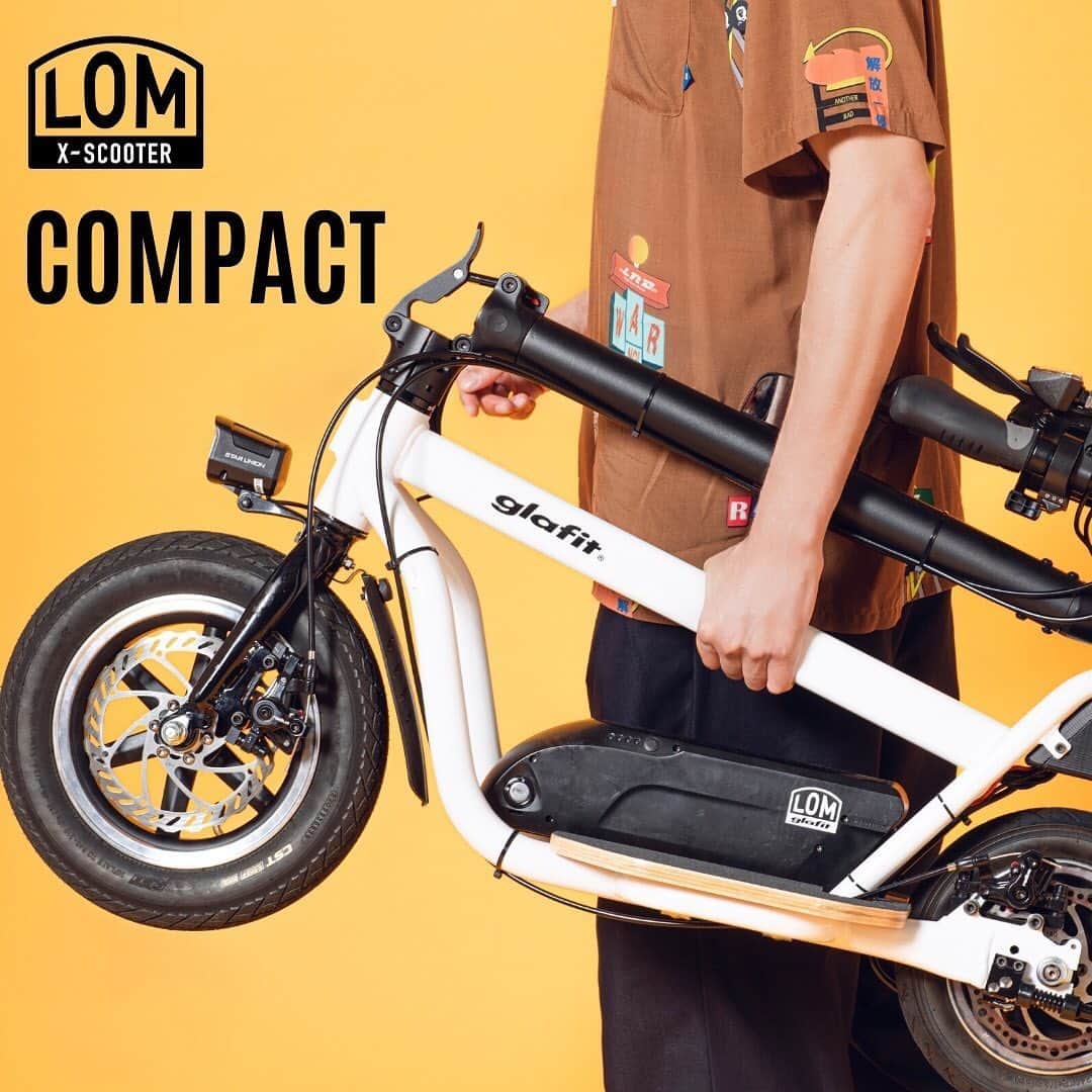 glafitのインスタグラム：「・﻿ ・﻿ LOM/X-SCOOTER　【3C】﻿ ﻿ ﻿ >>COMPACT<<﻿ 折りたたんで持ち運び可能。車に積んで、電車に乗って、どこへでも連れて行けます。﻿ ﻿ ﻿ LOM / X-SCOOTER﻿ makuake クラウドファンディングで﻿ 5/28 発売開始。 ﻿ 詳しくはプロフィールのURLをご確認ください。﻿ ﻿ ﻿ ※衣装協力  Liberaiders/MOTEL SIGN SHIRT  #glafit #グラフィット #LOM #キックスクーター #makuake #クラウドファンディング﻿ #キックボード #電動キックボード #スポーツバイク  #glafitバイク#escooter﻿ #electricscooter #electricscooters #crowdfunding #crowdfundingproject #crowdfundingcampaign ﻿ #electricvehicles #kickskater ﻿ #kickscooter #scooter #ebike ﻿ #surfing #surfstyle #surfinglife #surfboard﻿  #imagesplit」