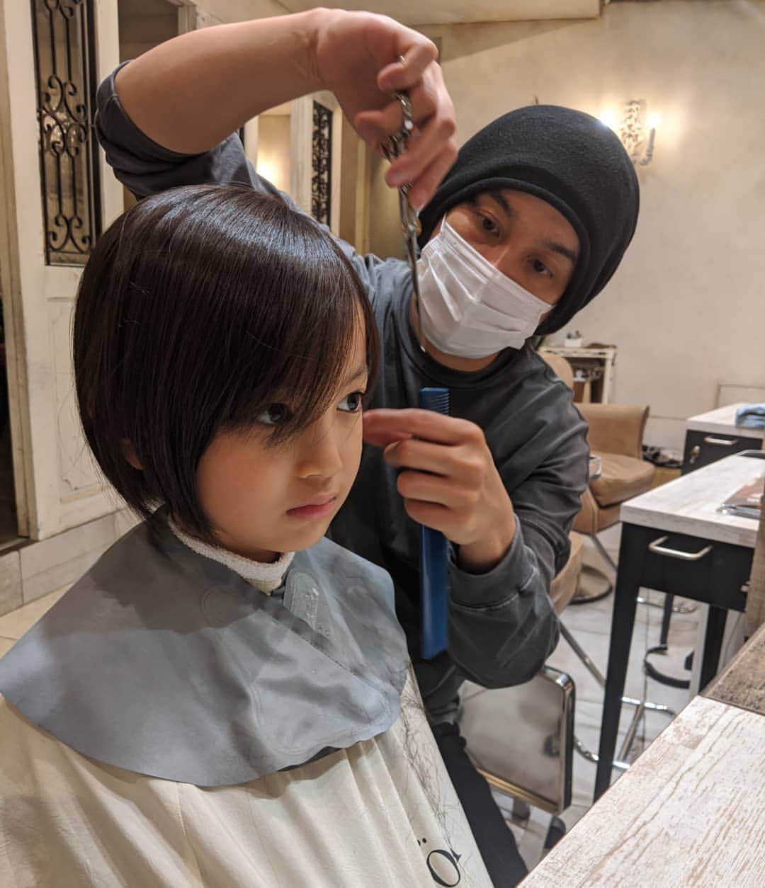 真山景子のインスタグラム：「昨日はエイトLIVE見てくれてありがとうございます🙏🙏💦 今日は出来るかな？と思っていますが😅深夜のインスタライブが、朝方のハローLIVEになっちゃったらごめんなさい🙏🙏🙏🙏無理せず皆さんも、おやすみしてね❤️写真はエイトの切る前の緊張した顔&ＲＯＩ野口さんSHOTです🤗🤗🤗👏」