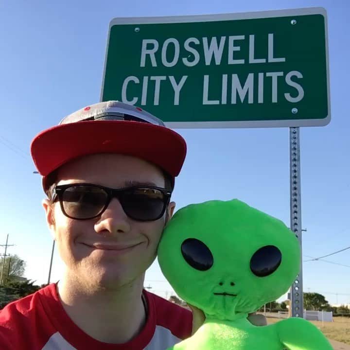アシュリー・フィンクのインスタグラム：「It’s 2020, aliens are real?! and @chriscolfer is FINALLY 30. 🎉 Happy, happy birthday to my best friend, better half and the light of my life in general. I love you SO much. What you’ve accomplished in just 30 years is truly, “out of this world.” 🤣 I can’t wait for the next 70 years. 👫👽❤️🛸🎈3️⃣0️⃣🎂🥂✨」