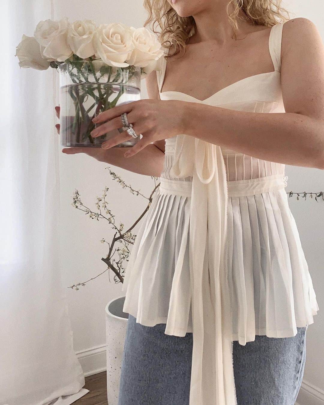 Kelsey Simoneのインスタグラム：「Matching my outfits to my floral arrangements these days」