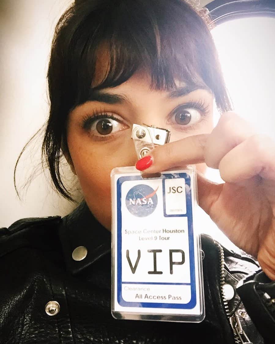 ハンナ・シモンのインスタグラム：「Watching the @spacex x @nasa launch feels so surreal. A couple years ago our cousin @astrodocscott took us to the Space Center in Houston and gave us an all access tour with his friend the legend Gene Kranz (flight director of Apollo 11 and 13 and many others) that completely blew my mind. Our cuz Scott has done five Space Shuttle flights and seven spacewalks (think Georgie Clooney ala Gravity but real). In his last mission he had a completely unplanned EVA to repair a live solar array which was totally insane... read about it. Insane. In May 2016 he was inducted into the United States Astronaut Hall of Fame. To which my response was UH ARENT ALL ASTRONAUTS INDUCTED INTO THE HALL OF FAME LIKE WHAT MORE DOES A PERSON HAVE TO DO TO QUALIFY YOU WENT TO SPACE AND SURVIVED. This hermetic earthling is wishing these astronauts well on their flight today and a safe return (also @astrodocscott wrote an incredible book called The Sky Below about his time in space and his summiting of Everest... just in case you want to read about stuff you would totally do if you weren’t quarantined.) 🏔 💫 🚀 #failureisnotanoption #launchamerica EDIT: SEE YOU SATURDAY!!」