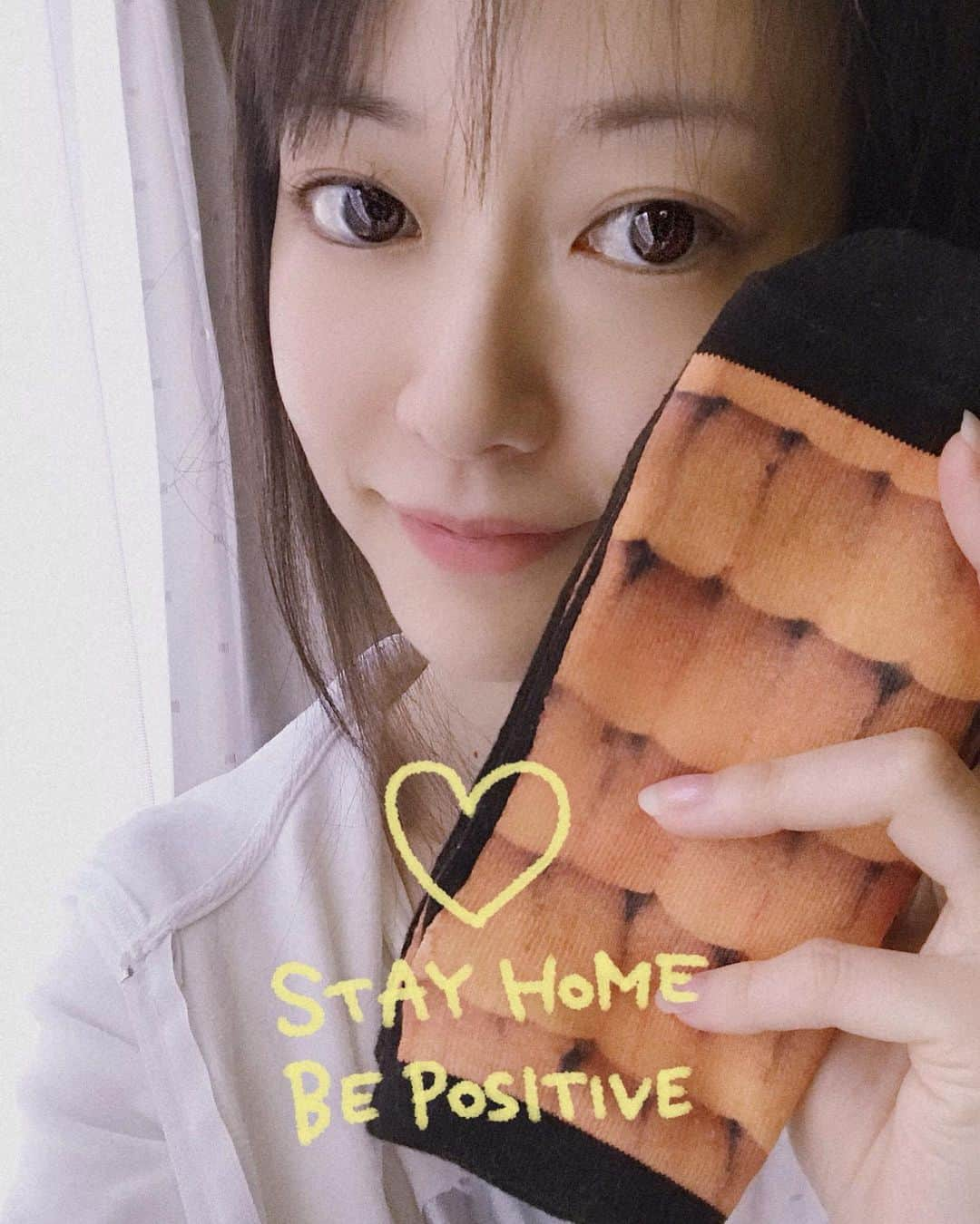 吉山りささんのインスタグラム写真 - (吉山りさInstagram)「🌈おぱろねす〜💕4:30  ウニっす😍 毛ガニとイクラも持ってるっす😍✨ #water からスタート😊  #靴下 #プレゼント ありがとうございます 🕺🏽💕#socks #short #🧦 #足 #脚 #foot #legs #スニーカー #おはようございます #goodmorning #吉山りさ #フリーモデル #outdoor #model #モデル #stayhome #おうち時間 #stayathome #温泉女子 #温泉 #うに #毛ガニ #いくら めちゃくちゃ#大好き 😍😍😍 毛ガニの中の #かにみそ って何であんなに美味しいの？💘私をお花畑の世界へ連れってくれる〜💕💕💕 #魚介 類食べたい💓 #コロナになんか負けないもん 💪🏻😊✨」5月28日 5時22分 - oreorerisa