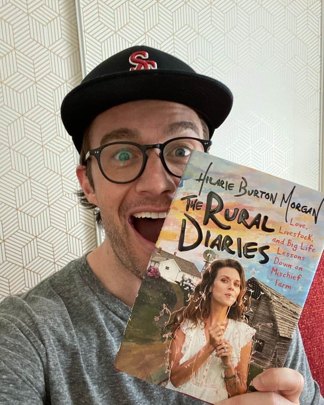 ロバート・バックリーのインスタグラム：「It’s not every day one of your friends writes a beautiful book let alone a NEW YORK TIMES BEST SELLER!! Who does that? @hilarieburton, that’s who. She’s the coolest. Congrats, Hil!!」