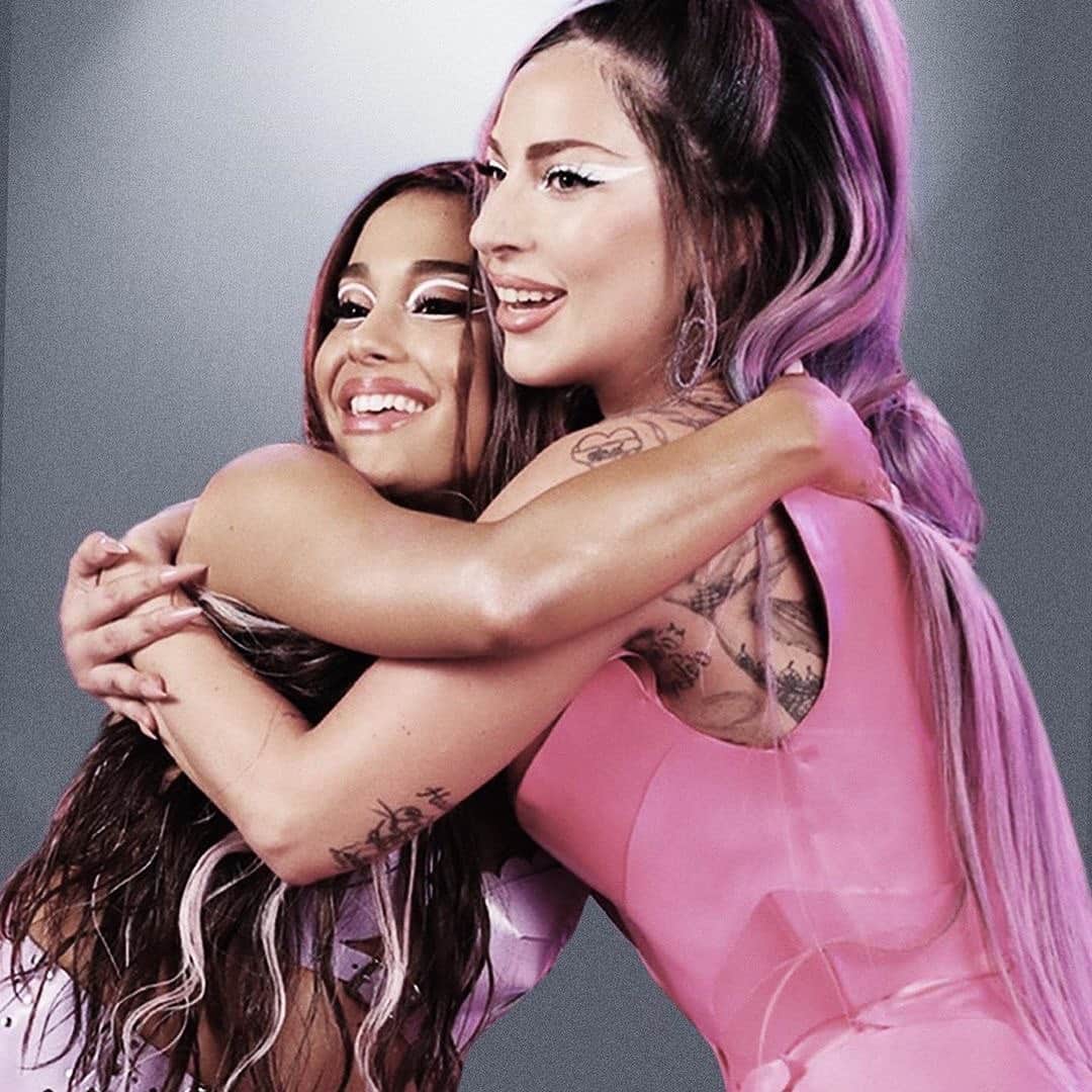 Alfredo Floresのインスタグラム：「📸 @arianagrande x @ladygaga bts photo on set #rainonme ⛈」