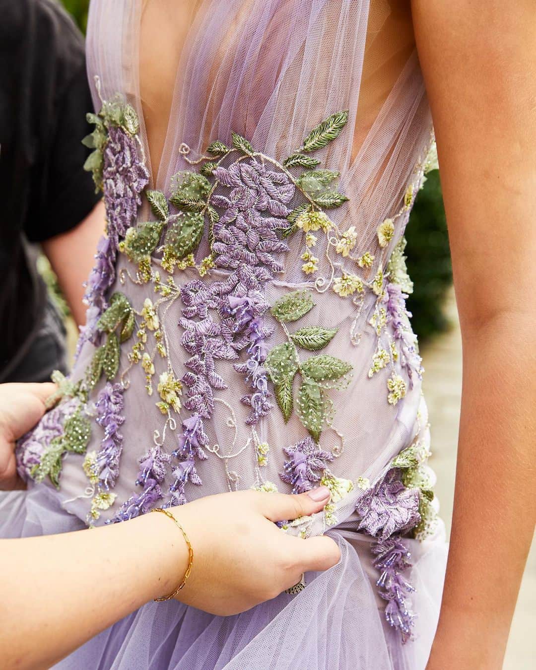 のインスタグラム：「Finishing touches on set at the Spring 2020 Marchesa shoot. #marchesa #ss20marchesa」