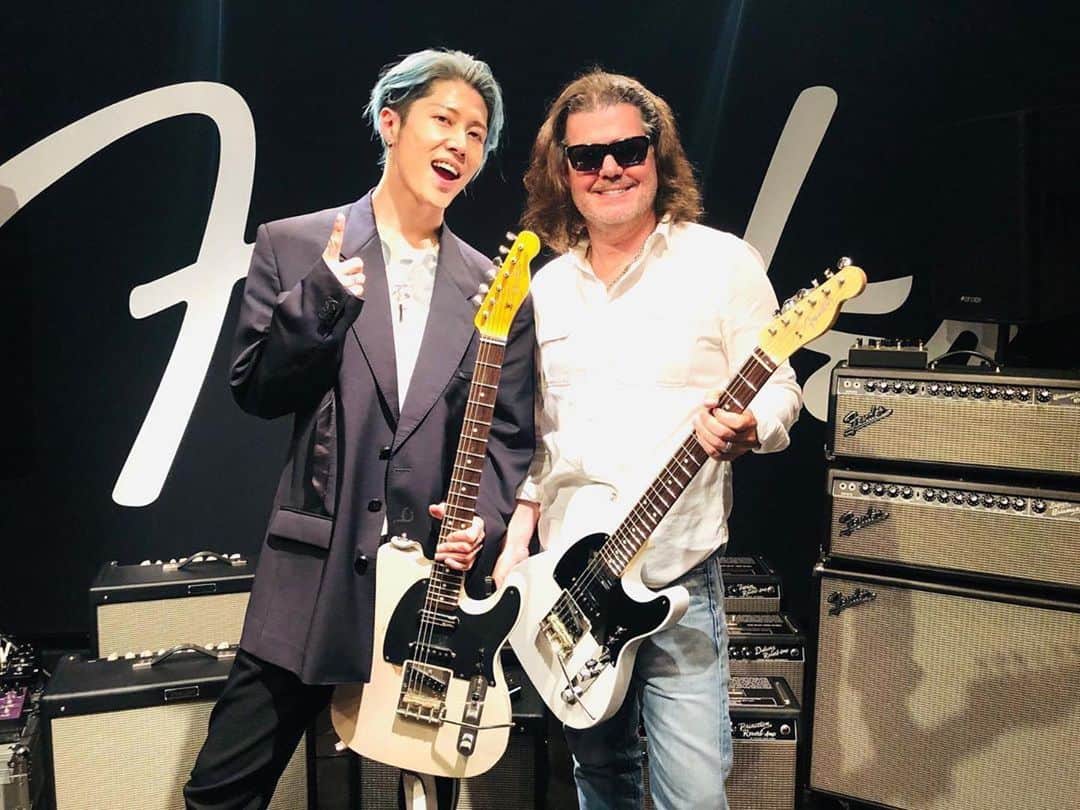 雅-MIYAVI-さんのインスタグラム写真 - (雅-MIYAVI-Instagram)「Visited @fender @fender_jp Tokyo. Really appreciate and respect the way you support all the musicians like me especially in this hard time. Yes, let’s make a new path and make history. BTW, what’s that guitar you’re holding?? #MIYAVITele 🧐 久しぶりにフェンダー東京へ。いつも熱いバックアップありがとう！！！！🙏🏻ところで、、バドが持っているのは、何⁉️⁉️ #Repost @edochi1967 ・・・ Busy days Lately. So glad to have the Guitar Samurai and my dear friend MIYAVI back in our showcase! Let’s go make new history!!!! #miyavi」5月28日 5時58分 - miyavi_ishihara