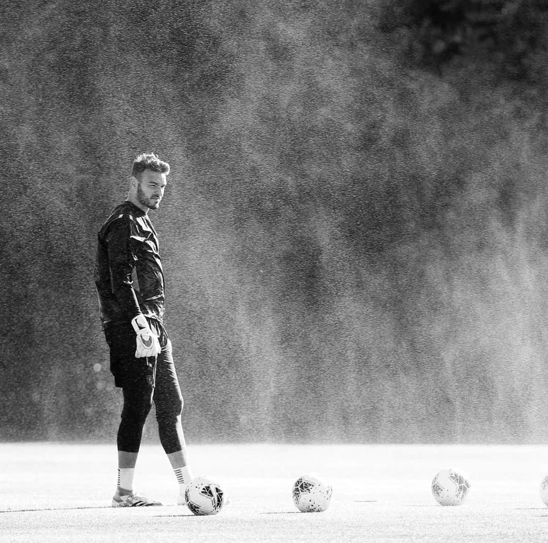 ガブリエウ・ヴァスコンセロス・フェレイラのインスタグラム：「Como é bom voltar a fazer aquilo que sonhamos desde criança. 🧤⚽️❤️ Com’è bello tornare a fare quello che abbiamo sognato sin da bambini.🧤⚽️❤️ How good it is to go back to doing what we dream of as a child🧤⚽️❤️ #aglòriaèdEle #Godisgood #grateful」