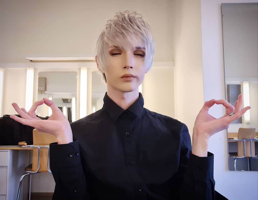 YOHIOのインスタグラム：「Just take it easy. Relax and clear your mind. Don't be so hard on yourself ❤⠀ ⠀ Do you have a regular meditation practice and/or something similar? ⠀ ⠀ Tag a friend you love! ⠀ ⠀ #YOHIO #YOHIO2020 #meditation #chill」