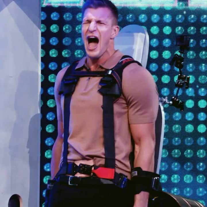 ジェームズ・コーデンのインスタグラム：「It’s @gronk vs @venuswilliams on tonight’s @gameon premiere at 8 on CBS!」