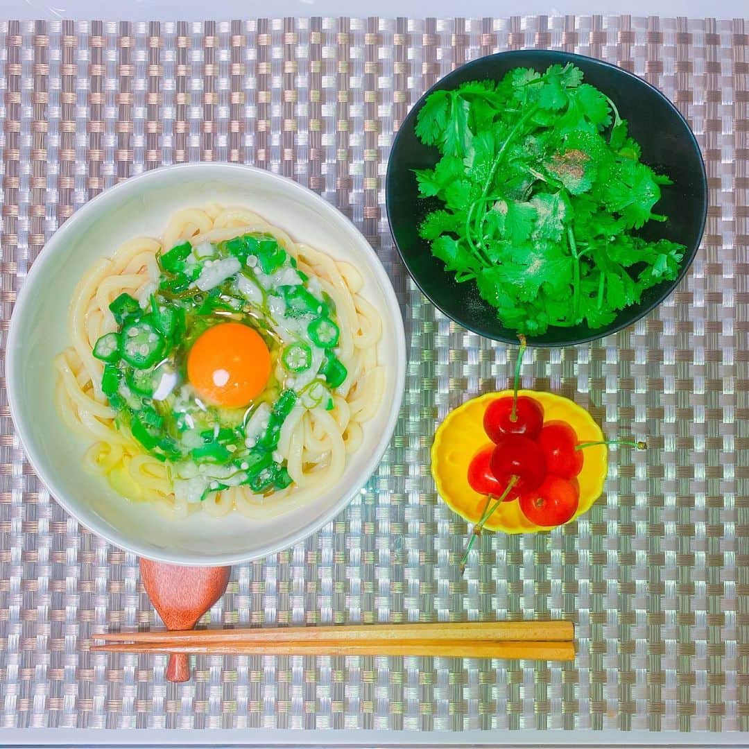 小峰みこさんのインスタグラム写真 - (小峰みこInstagram)「. #ねばねばうどん #パクチーサラダ  #さくらんぼ . てきとーな日のごはん🍽 . #stayhome #おうちごはん #おうち時間 #一人暮らしごはん #麺活 #おうち麺活 #うどん #udon #おくら #めかぶ #山芋 #卵 #出汁醤油 #醤油 #ポン酢 #ブレンドつゆ #yummy #japanesefood #micoごはん #mico麺」5月28日 6時36分 - mico_19911201