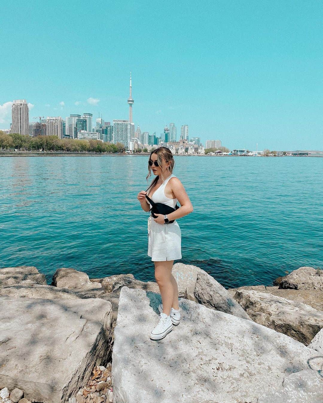 トーリ・ウェブスターのインスタグラム：「this is home 🥺🤍 my daily walks by the waterfront are keeping me sane 🌊 where’s home for u?」