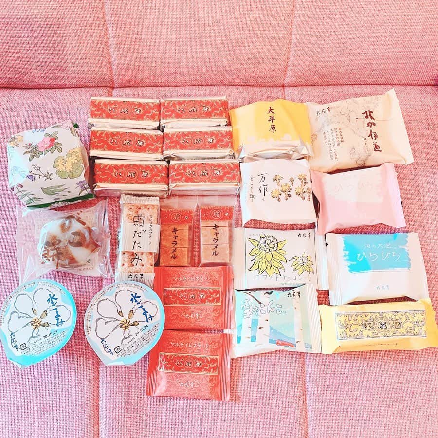のインスタグラム：「🌼🌷🌸﻿ ﻿ だいすきな六花亭の通販おやつ屋さん﻿ やっと届いたーーっ💛💛💛﻿ ﻿ ﻿ 六花亭のバターサンドと苺チョコとモカチョコがだいすきなの...💕💕 モカチョコは昔近所で買えてたのにスーパー変わってなくなったの😢﻿ 今回モカチョコは入ってなかったけど、﻿ たべたことのないお菓子いっぱいでたべるのたのしみ💕💕﻿ ﻿霜だたみとビスケットおいしい...😋 ﻿ ﻿ 大人気で繋がらずすぐに退散したけど10日前くらいにみたら普通に買えました😲 さっき見た時もまだ買えました✨﻿ 北海道はスイーツもグルメも美味しいものばかりでだいすき💕💕﻿ また北海道にいきたいよう🥺﻿ ﻿ ﻿ ﻿ @rokkatei.official  #六花亭﻿ #通販おやつ屋さん﻿ #北海道スイーツ﻿ #北海道グルメ﻿ #おうち時間 #お取り寄せスイーツ  #お取り寄せ」