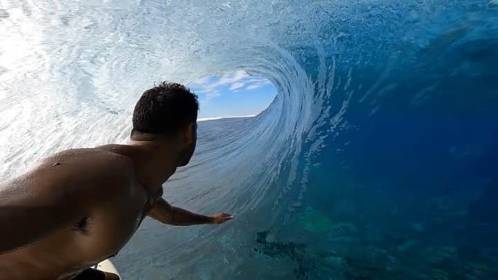 のインスタグラム：「What a day !!!! Again🤫. @redbullfrance  @redbull_surfing  @firewiresurfboards  @airtahitinui @futuresfins  @oamsurf  #surfedout」