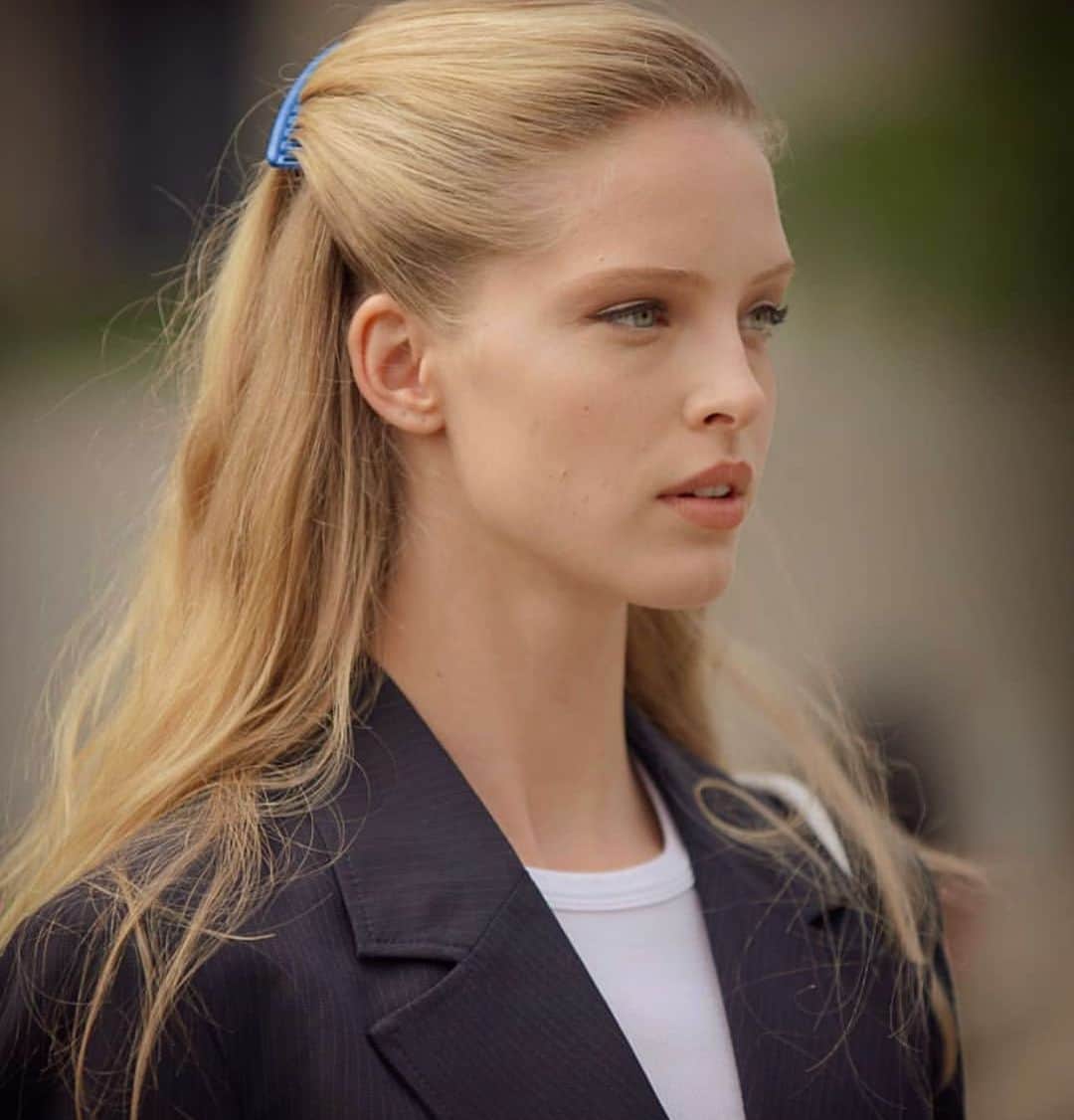 アビー・チャンピオンのインスタグラム：「a little throwback to fashion week when I actually wore makeup and dressed up bc  I miss working」