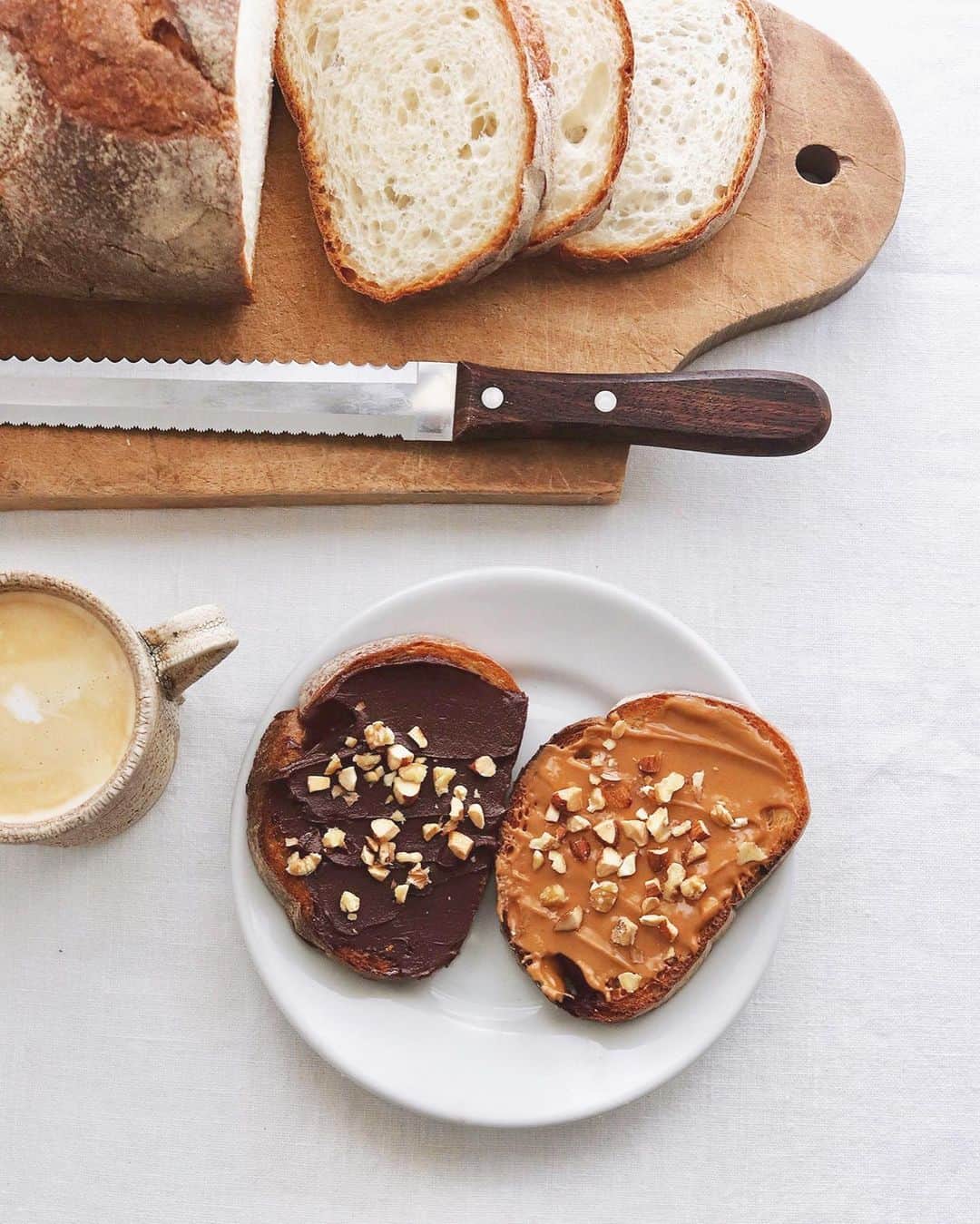 樋口正樹さんのインスタグラム写真 - (樋口正樹Instagram)「coffee & toast . 朝のパンとコーヒー。 薄めに切りカリッと 香ばしくトーストし チョコレートなどの スプレッドを塗った 甘くて美味しいやつ。 . ちなみにこのパンは タカキベーカリーの モーニングフランス。 厚めがお勧めですが、 薄く切って焼くのも おやつ感覚でお勧め。 👉@takaki_bakery_official . . #コーヒーとパン #パンとコーヒー #朝パン #おやつ感覚 #日々を楽しむ #タカキベーカリー #石窯パン #石窯モーニングフランス #パン部 #パンスタグラム #パン大好き #パン好きな人と繋がりたい #パンのある暮らし #takakibakery #toast #coffeeandtoast #toastandcoffee」5月28日 7時34分 - higuccini
