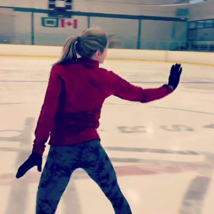 アレーヌ・シャルトランのインスタグラム：「Found this video of Gregor trying to be @oniceperspectives 🎥 . . . #missingtheice #sunsetboulevard #allthefeels」