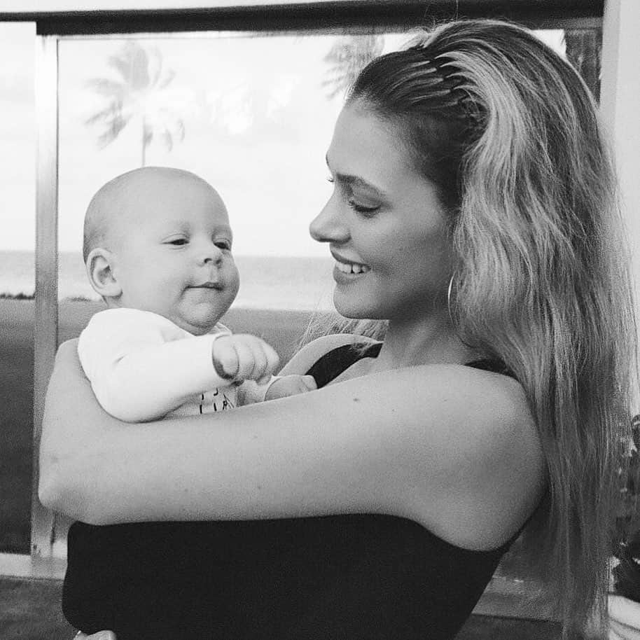 ニコラ・ペルツのインスタグラム：「he’s 4 months already 😭🥺」