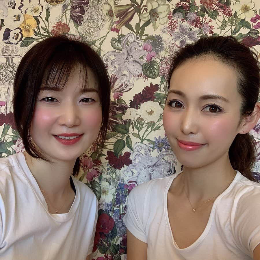 澤野井香里さんのインスタグラム写真 - (澤野井香里Instagram)「ずっと行きたかった#美容矯正 の　@kyoto_diet_bodymake_makistyle へ行ってきました(*^^*)﻿ ﻿ 烏丸から徒歩5分の好立地で、子連れOKのありがたいプライベートサロン👶♡﻿ ﻿ 頭皮マッサージからスタートして、普段使ってない凝り固まった全身の筋肉たちをしっかりストレッチしてツボを押される度に老廃物がスーッと流れてる様な感覚がして最高に気持ちいい施術🥰﻿ ﻿ 抱っこな毎日で肩や腰も悲鳴をあげてるし、携帯を見たりお料理やお風呂掃除の家事も全部下向きなので首もゴリゴリゴリ💀笑﻿ ﻿ 半身だけして頂いた後は足の長さが全然違うし、施術後は驚くほど体が軽くなってスッキリ^ - ^✨﻿ ﻿ それにしても大学生のお子様がいる様には到底見えないまきさんがスタイル良くて綺麗すぎて、質問攻めにしてしまった^^;﻿ ﻿ 私に合った家でもできるストレッチやスクワットも教えて頂いたのでまきさん目指して頑張ろう♪﻿ ﻿ 清潔感のある広々としたサロンでは玄関で一緒に手指消毒して換気や消毒も徹底されてマンツーマンなので安心😊﻿ ﻿ Mも泣いたらお腹の上に乗せて施術したり、近くで遊ばせておいたり、リビングにお昼寝までさせて頂いてくつろいでおりました🤣﻿ ﻿ 1回で効果の分かる美容矯正が今だけ先着5名で体験500円でできるそうなので、是非♡ ﻿ ﻿ Body make salon maki style💎﻿ ☎︎ 0753530870﻿ （私のインスタ見たとご予約の方は10分延長サービスも💕）﻿ ﻿ #ks_20✨#京都　#烏丸　#京都美容　#京都エステ　#ダイエット　#美容矯正 #痩せやすい身体づくり　#関西ママ #京都ママ #女の子ママ #ママライフ #ks_dau #ks_dau_2020  #M🍒_」5月28日 7時37分 - kaori_sawanoi