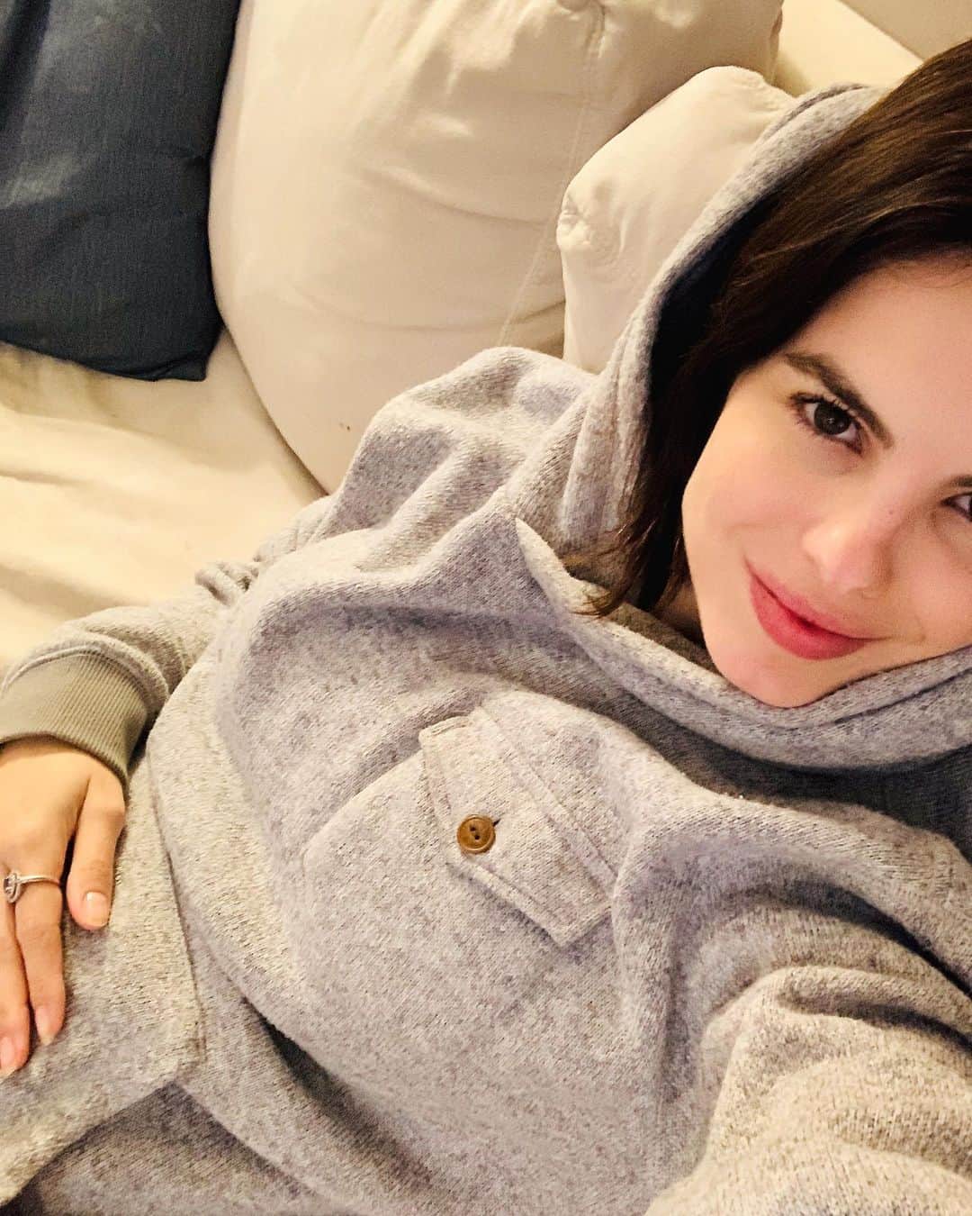 ステファニー・ブリットのインスタグラム：「Patrocínio do casaco do tio @kayky.brito (que já perdeu, na verdade já é meu mesmo!) esquentando mamãe o baby! 💙🤙🏼」