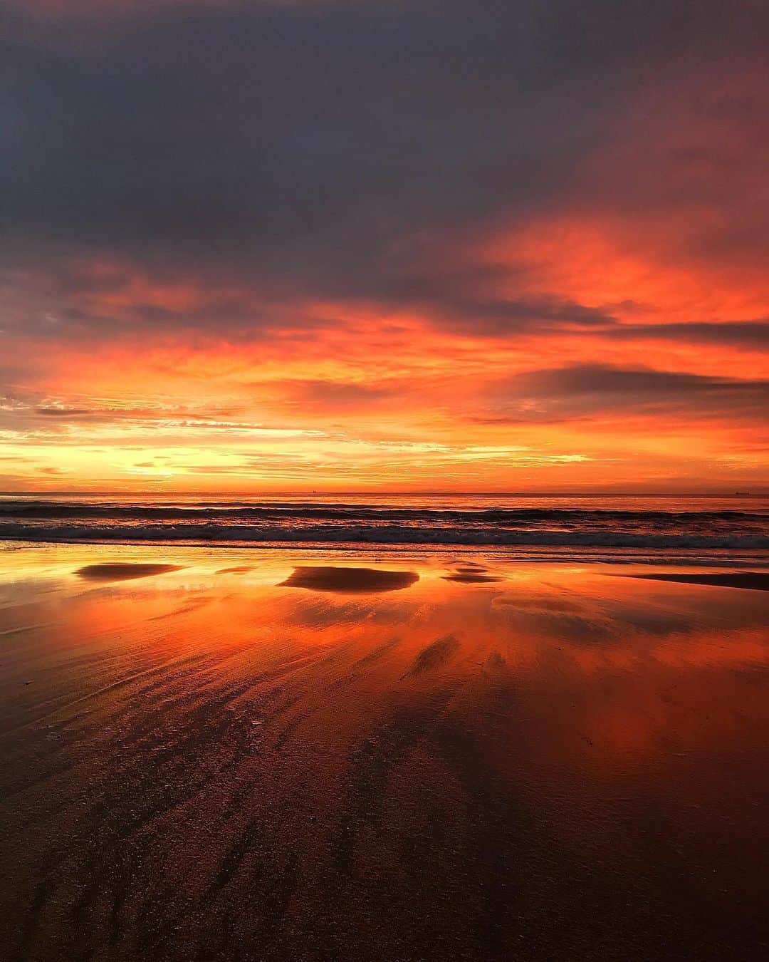 シャーニ・ヴィンソンのインスタグラム：「They don’t call it the #SunshineCoast for nothing! 🌅 #nofilter #sunrise #queensland #australia #sunshinestate #oceanphotography #pinksky #paradise #beachlife #watercolor #reflection #nature」