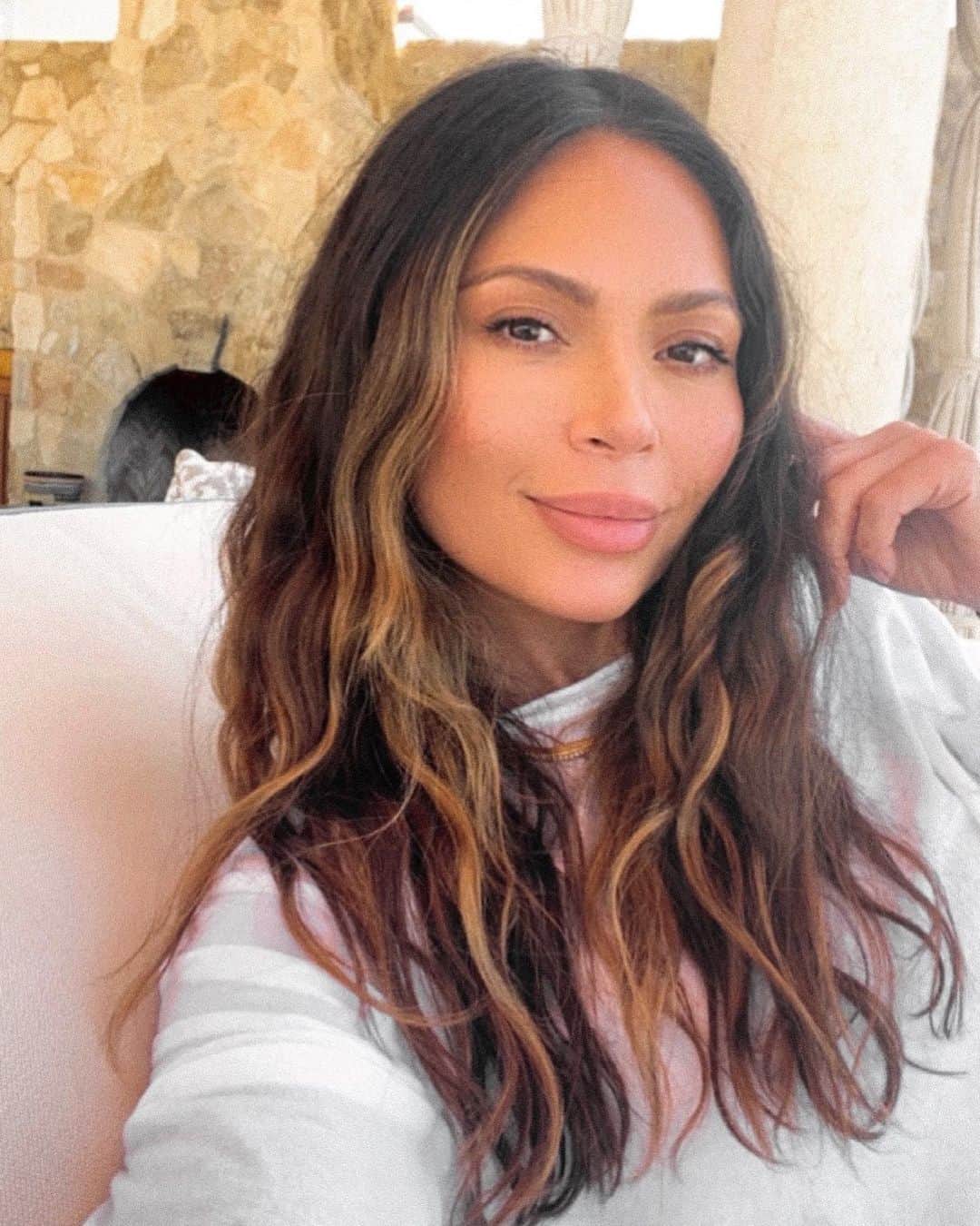 Marianna Hewittのインスタグラム：「air dried hair is thriving 🌊」