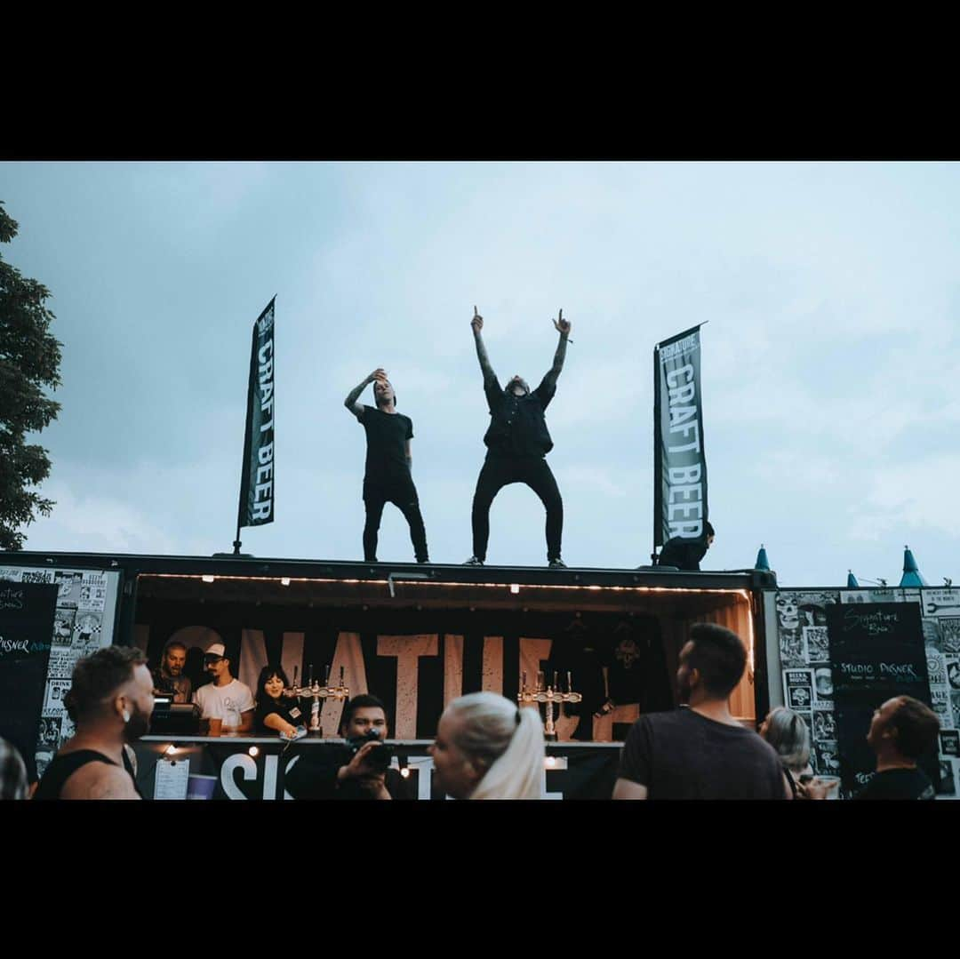 ジャスティン・ヒルズのインスタグラム：「Two years ago I was bartending with @ltamusic and pouring beers down peoples throats from the top of the bar. I miss playing festivals and hanging with @headache @dec_hart @eddythrower #livemusic #festival #rockandroll #sleepingwithsirens #lowerthanatlantis」