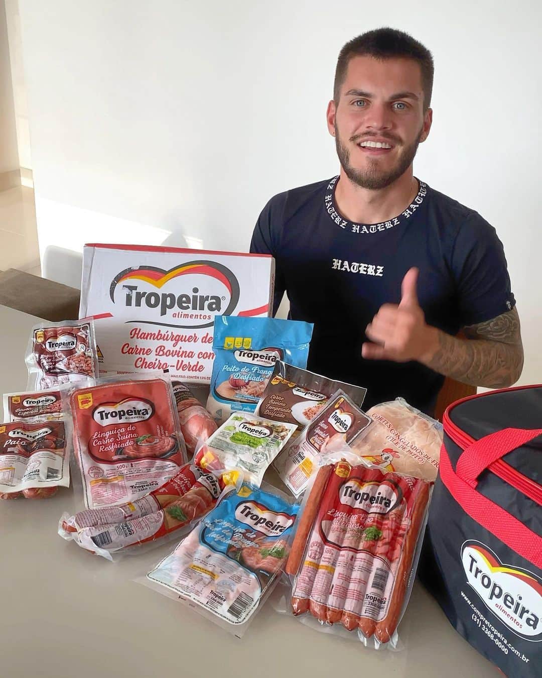 ナタンのインスタグラム：「Fala galera! Passando para dizer pra vocês que aqui em casa já somos clientes da @tropeiraalimentos!! Confiram lá no perfil deles algumas receitas mostrando como você pode usar os mais variados produtos, no clube de compras deles vocês podem adquirir um kit top igual esse!!」