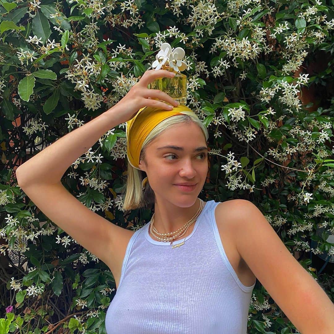 ルナ・ブライズ・ボイドのインスタグラム：「@marcjacobsfragrances asked me to share what makes me happy 🧚🏻‍♀️ earth 🌏 friends 👩‍❤️‍👩family 💜 !  what makes you happy?  @sephora #mjdaisy #mjpartner」