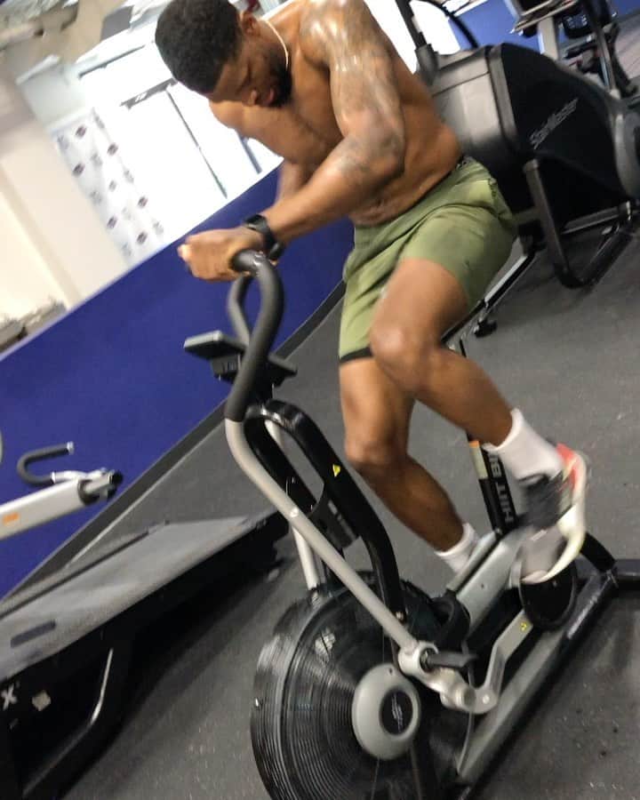 ルディ・ゲイのインスタグラム：「@1upv_fit had me on the fan bike today. Crazy cardio」