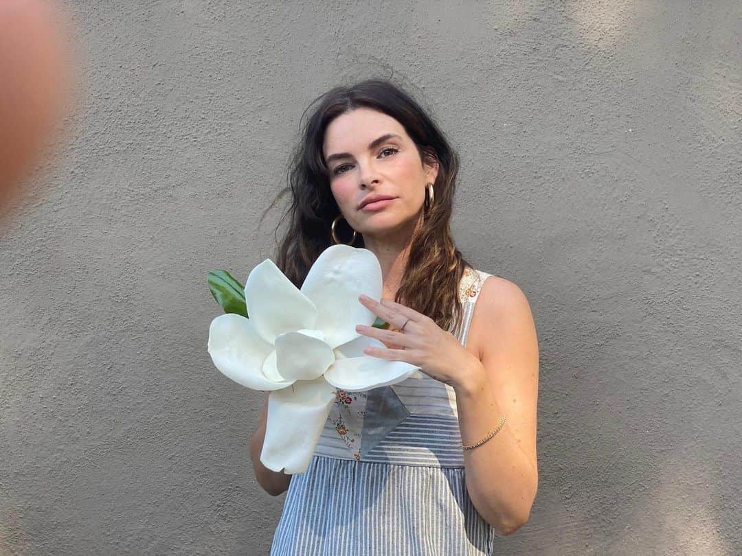 ケリー・オックスフォードのインスタグラム：「Hollywood is lacking realness in their female characters. I don't think I'm the only one who thinks that and wants to change it. - Nicole Holofcener (But also, that’s a magnolia I pulled from my tree, and Adrian’s finger.)」