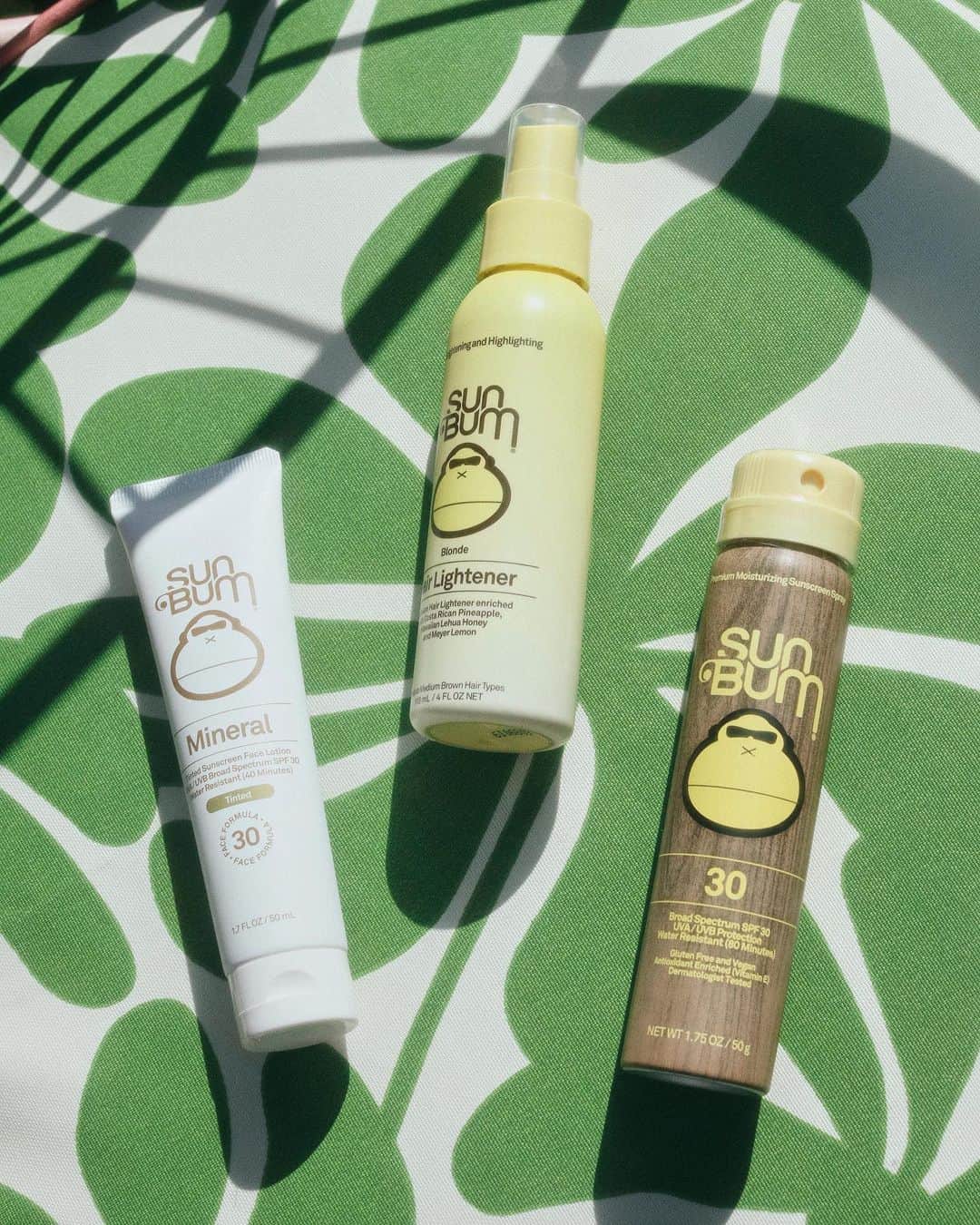 Urban Outfittersさんのインスタグラム写真 - (Urban OutfittersInstagram)「The number one skincare essential: SPF! It’s #NationalSunscreenDay—link in bio to shop our #UOBeauty picks.」5月28日 8時37分 - urbanoutfitters