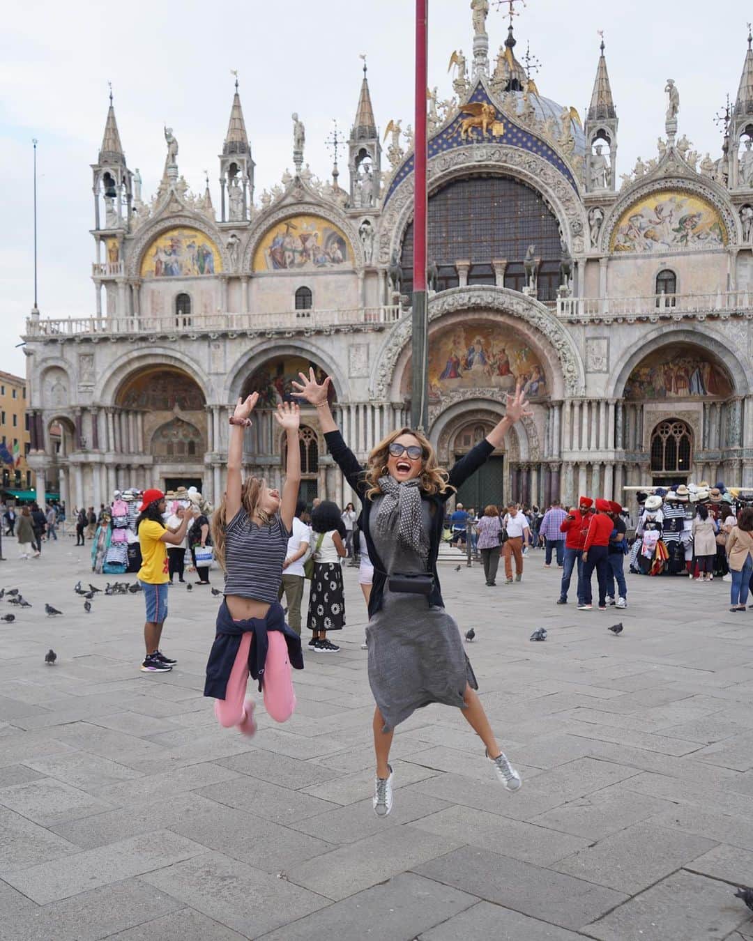 ジャーダ・デ・ラウレンティスさんのインスタグラム写真 - (ジャーダ・デ・ラウレンティスInstagram)「Missing Italy 🇮🇹 & moments like these exploring w/ Jade.... #venice #mommymoments #soonagain」5月28日 8時37分 - giadadelaurentiis