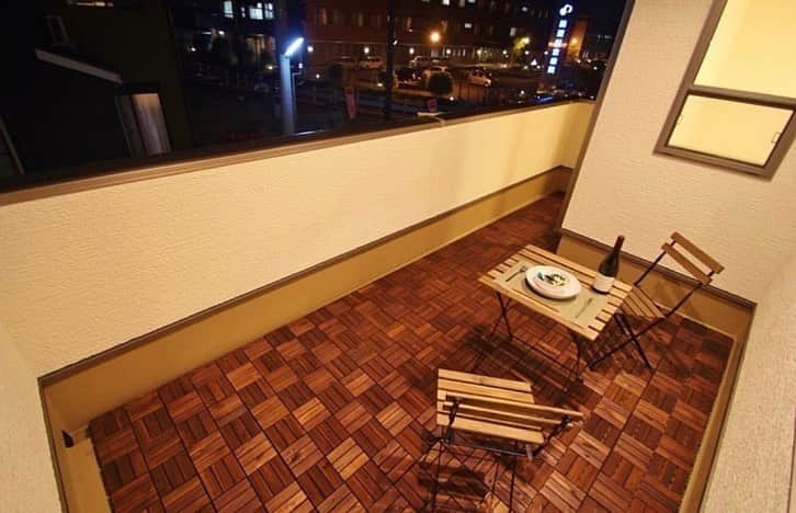 のインスタグラム：「＼バルコニーでカフェ気分／ 夜は涼しく昼は暖かい今の時期にはぴったり♪ おうちの大型バルコニーでカフェ気分を味わえます(*´꒳`*) お問い合わせはお気軽にどうぞ❤︎﻿ DMでも可能です☺︎﻿ ﻿ 【あなたの家それは世界で一番素敵な場所】﻿ ---------------------﻿ more phots...👉@kyototatemono_﻿ ---------------------﻿ ﻿ 地震に強く、暖かくて住み心地の良い、おしゃれな #マイホーム を建てたい！﻿ 今の住まいを自分の好みに建て替えたい！﻿ そんな方は、ぜひ#京都建物　にご相談下さい ↓プロフィール欄からHPに移動できます。﻿ ---------------------﻿ @kyototatemono_﻿ ---------------------﻿ ﻿ ﻿ ﻿ #京都建物 ﻿ #京都建物株式会社﻿ #注文住宅 ﻿ #自由設計 ﻿ #京都新築﻿ #宇治新築﻿ #京田辺新築 ﻿ #城陽新築﻿ #宇治分譲地﻿ #新築分譲地﻿ #宇治市﻿ #子育て ﻿ #住まい ﻿ #新築 ﻿ #新築一戸建て ﻿ #暮らし ﻿ #ナチュラル ﻿ #工務店 ﻿ #マイホーム計画﻿ #家づくり ﻿ #インテリア ﻿ #インテリア好き ﻿ #おしゃれな家 ﻿ #京都分譲地 ﻿ #住宅 ﻿ #バルコニー #ベランダ #カフェ風」