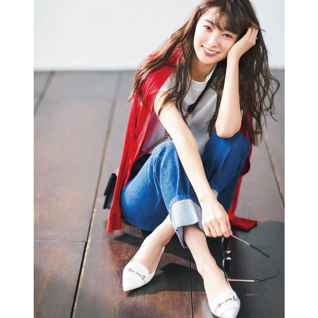 のインスタグラム：「【今日のコーデ】 5月28日（木） きれい色カーディガンはばさっとラフに羽織るだけで、鉄板デニムコーデが鮮度高くアップデート。白T×デニムのカジュアルコンビが、小粋な赤のさし色で一気にクラスアップ。袖を通さないラフな取り入れ方が、より洒落た表情に見せるポイントに。 ※アイテムの詳細は発売中のBAILA6.7月合併号をご覧ください。 ・ ・  #毎日コーデ #コーディネート #コーデ #今日の服 #夏ファッション #夏コーデ #Tシャツ ##tシャツコーデ #白T #デニム #デニムコーデ  #ファッション #宮本茉由 #ootd #coordinate #fashion #instafashion #BAILA #baila_magazine」