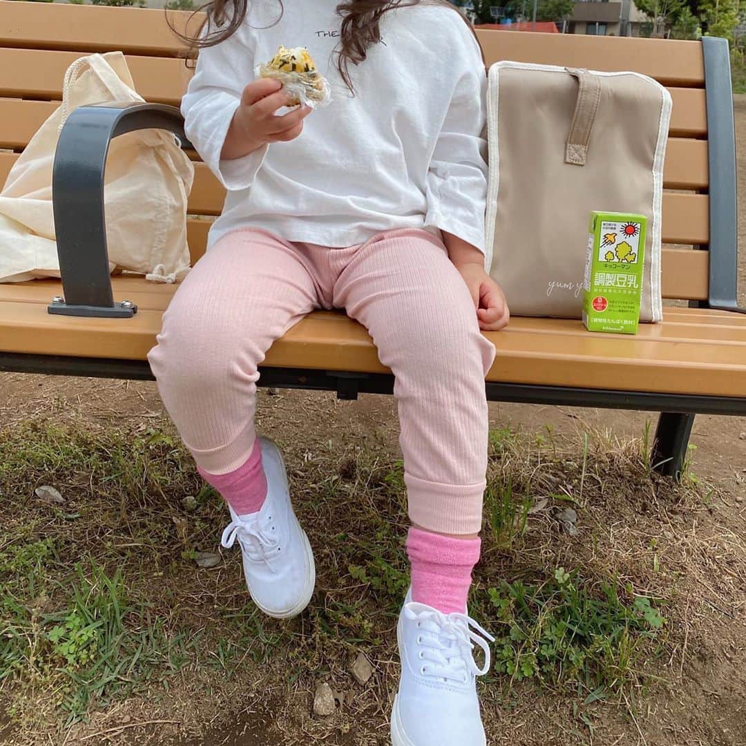 近藤千尋のインスタグラム：「朝からおにぎりを持って 近くの公園でおにぎりを食べるだけ というパパとのデートへ 行きました❤️👫笑 たまにはお外で食べたくなるよね🤣💦笑 保冷バッグは @ajuga.shop  のもので今後発売予定です💕 なんと三段階の大きさに変えられて 折り畳みも出来るんです🥺🌼 240mlサイズの哺乳瓶も入るし 完全私が欲しい機能的なものを またまた作ってしまいました。笑🍀 赤ちゃんの離乳食から、 社会人になった時のお弁当まで使える保冷バッグ🍙 十愛ちゃん20年くらい使ってくれるかなぁ。。笑  #保冷バッグ #4way」