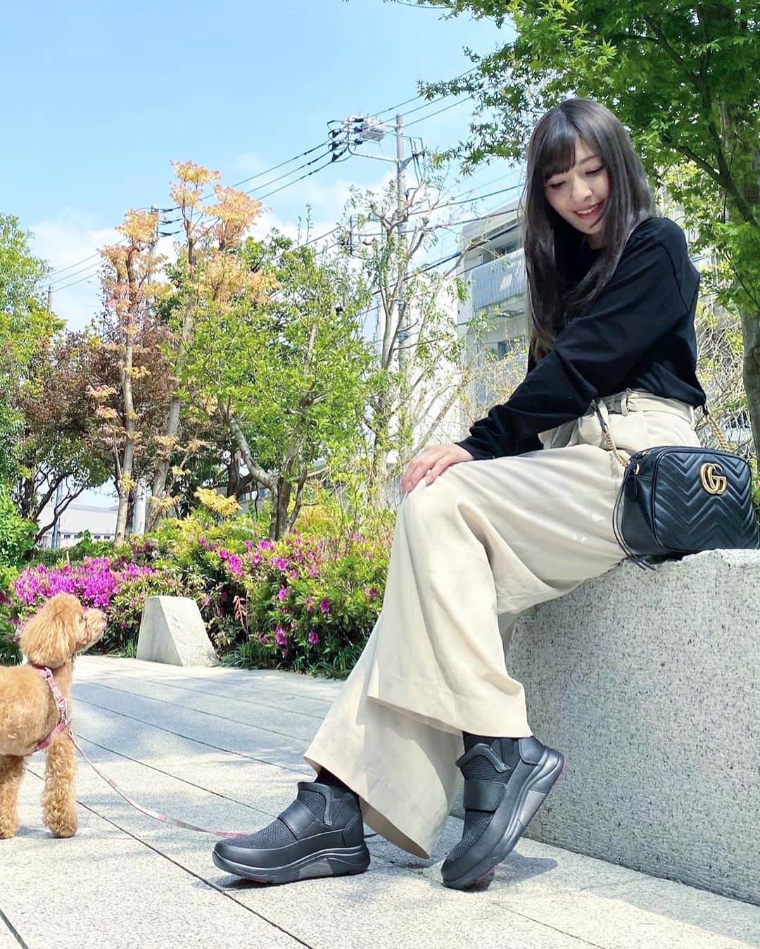 五位渕のぞみさんのインスタグラム写真 - (五位渕のぞみInstagram)「#外反母趾にも優しいおしゃれ靴 『#fitfit（#フィットフィット）』 @fitfit_official_ ⠀ これから来る梅雨の時期に最適な #レインシューズ getしたよー👠✨ ㅤㅤㅤㅤㅤㅤㅤㅤㅤ ㅤㅤㅤㅤㅤㅤㅤㅤㅤ ㅤㅤㅤㅤㅤㅤㅤㅤㅤ 💙 ブリーズレインスニーカーハイ color ブラック ¥11,900  50％OFF ➡︎¥5,900税抜 （¥6,490税込） https://fitfit.jp/shop/commodity/SFIT0841D/FI5856BW00141  ㅤㅤㅤㅤㅤㅤㅤㅤㅤ ㅤㅤㅤㅤㅤㅤㅤㅤㅤ ㅤㅤㅤㅤㅤㅤㅤㅤㅤ ✔️ 雨でも晴れでもラク。水をはじくきれいパンプス。 ㅤㅤㅤㅤㅤㅤㅤㅤㅤ ✔️ 心地よく歩けるヒールだし腰高スタイリッシュなの。 ㅤㅤㅤㅤㅤㅤㅤㅤㅤ ✔️ 湿気は外に逃がしてドライで快適な状態をキープしてくれるよ！ ㅤㅤㅤㅤㅤㅤㅤㅤㅤ ㅤㅤㅤㅤㅤㅤㅤㅤㅤ ショートレインブーツは初挑戦なので新鮮🐶✨ ㅤㅤㅤㅤㅤㅤㅤㅤㅤ ㅤㅤㅤㅤㅤㅤㅤㅤㅤ 外反母趾にも優しい靴なので 機能性が良い上に、デザインもとっても オシャレでお気に入りなの❣️ ㅤㅤㅤㅤㅤㅤㅤㅤㅤ 履きやすくてオシャレってほんとありがたいよね🙆‍♀️✨ ㅤㅤㅤㅤㅤㅤㅤㅤㅤ ㅤㅤㅤㅤㅤㅤㅤㅤㅤ ㅤㅤㅤㅤㅤㅤㅤㅤㅤ ㅤㅤㅤㅤㅤㅤㅤㅤㅤ ㅤㅤㅤㅤㅤㅤㅤㅤㅤ ㅤㅤㅤㅤㅤㅤㅤㅤㅤ ㅤㅤㅤㅤㅤㅤㅤㅤㅤ ㅤㅤㅤㅤㅤㅤㅤㅤㅤ ㅤㅤㅤㅤㅤㅤㅤㅤㅤ ㅤㅤㅤㅤㅤㅤㅤㅤㅤ  #フィットフィット #歩け歩けわたし #アーチエイジング #フィト子 #ヒール #パンプス #ヒールパンプス #パンプスコーデ #스니커 #スニーカー女子 #apparel #패션스타그램 #데일리 #ootd #코디 #coordinate #도쿄 일본 #모델 #読モ #読者モデル #サロモ #サロンモデル #撮影モデル #インフルエンサー #インスタグラマー  ㅤㅤㅤㅤㅤㅤㅤㅤㅤ ㅤㅤㅤㅤㅤㅤㅤㅤㅤ」5月28日 9時34分 - nonnon0319