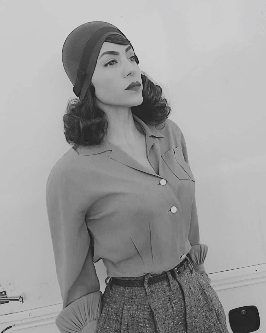 ナタリア・コルドバ・バックリーのインスタグラム：「YoYo in the 1930s.  Who wears the pants?  #agentsofshield end begins tonight. 💄📷 @wendilynnmakeup 💇🏼‍♀️ @mmass5 🎩@whitneyhg」