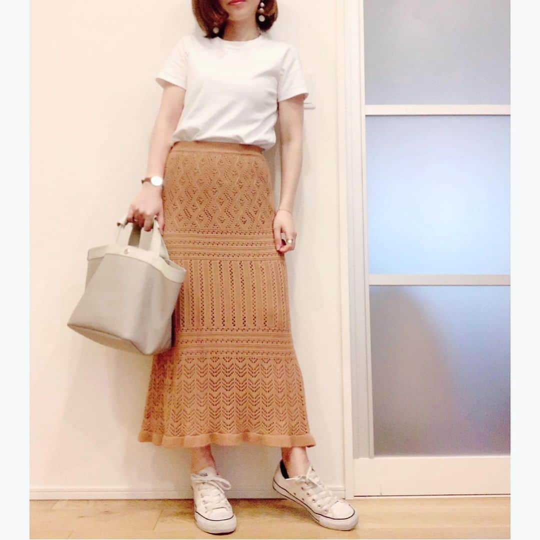 kkkkkaoriiiiiさんのインスタグラム写真 - (kkkkkaoriiiiiInstagram)「神Tシャツと呼び声の高いUNIQLO UのクルーネックTシャツ👕 程よい厚みのあるしっかりした生地は、何度洗濯してもくたびれた感が出ないので去年から愛用しています💓 . この日は今年追加したホワイトを着ました❣️ 小柄なわたしですが、Mでこのサイズ感です😊 . コンパクトで美しいシルエットはジャケットなどと合わせればビジネスシーンでも着られる1枚です❣️ まだ着たことない方は、1度試してみてほしい❣️ きっと何枚も欲しくなります💓 . コーデ詳細はブログ記事で紹介してます🙇‍♀️ @kkkkkaoriiiii  プロフィールから飛べます✈️ ♡153cmちびっこアラサーOL♡KaoriのHappyRoom♡ . #ユニクロTシャツ部 #ユニT #クルーネックt  #uniqloginza2020SS #Tシャツコーデ #PR #プチプラコーデ  #プチプラファッション  #おちびコーデ  #おちびの輪  #オトナカジュアル  #153cm  #153cmコーデ  #低身長コーデ  #f_blogger #ootd」5月28日 9時43分 - kkkkkaoriiiii