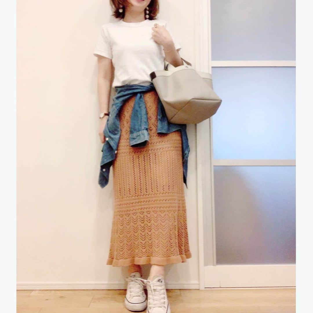 kkkkkaoriiiiiのインスタグラム：「神Tシャツと呼び声の高いUNIQLO UのクルーネックTシャツ👕 程よい厚みのあるしっかりした生地は、何度洗濯してもくたびれた感が出ないので去年から愛用しています💓 . この日は今年追加したホワイトを着ました❣️ 小柄なわたしですが、Mでこのサイズ感です😊 . コンパクトで美しいシルエットはジャケットなどと合わせればビジネスシーンでも着られる1枚です❣️ まだ着たことない方は、1度試してみてほしい❣️ きっと何枚も欲しくなります💓 . コーデ詳細はブログ記事で紹介してます🙇‍♀️ @kkkkkaoriiiii  プロフィールから飛べます✈️ ♡153cmちびっこアラサーOL♡KaoriのHappyRoom♡ . #ユニクロTシャツ部 #ユニT #クルーネックt  #uniqloginza2020SS #Tシャツコーデ #PR #プチプラコーデ  #プチプラファッション  #おちびコーデ  #おちびの輪  #オトナカジュアル  #153cm  #153cmコーデ  #低身長コーデ  #f_blogger #ootd」