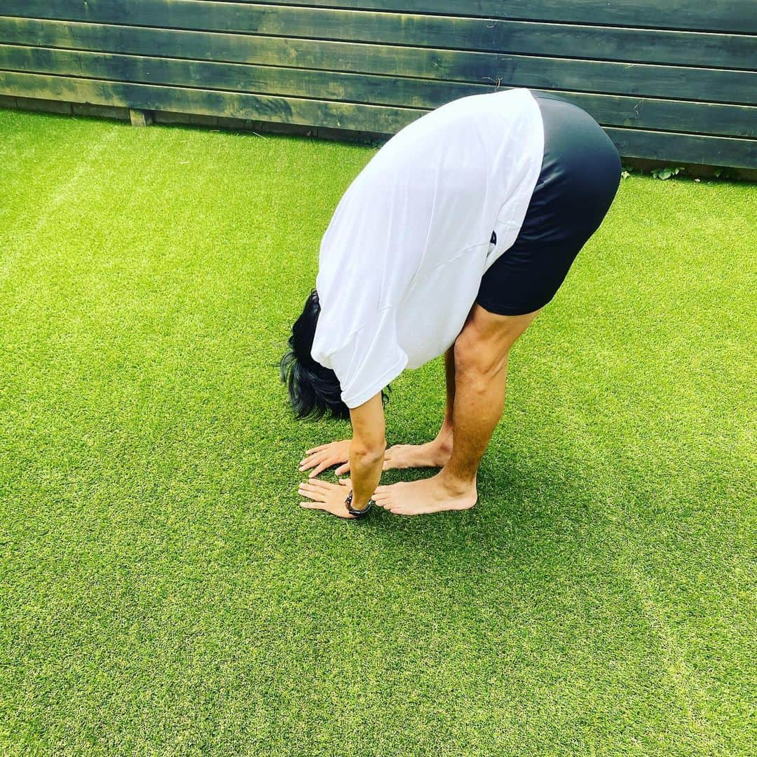 中村憲剛さんのインスタグラム写真 - (中村憲剛Instagram)「: ‪朝ヨガ🧘‍♂️‬﻿ 本当にオススメです。﻿ ﻿ ‪#ヨガ始めて2週間‬﻿ ‪#背中の軋みがすごい‬﻿ ‪#いかに背中が曲がっているか笑‬﻿ ‪#猫背解消してしまうかもしれない笑‬﻿ #それはないか苦笑﻿ #いかに至る所の固いところを見過ごしてきたか﻿ ‪#腰痛も良くなってる気がする‬﻿ ‪#体の隅々まで‬﻿ ‪#意識を行き渡らせるイメージ‬﻿ ‪#で集中してるから‬﻿ ‪#ジジ舐めないで‬﻿ ‪#求む膝に良いヨガ‬」5月28日 9時48分 - kengo19801031